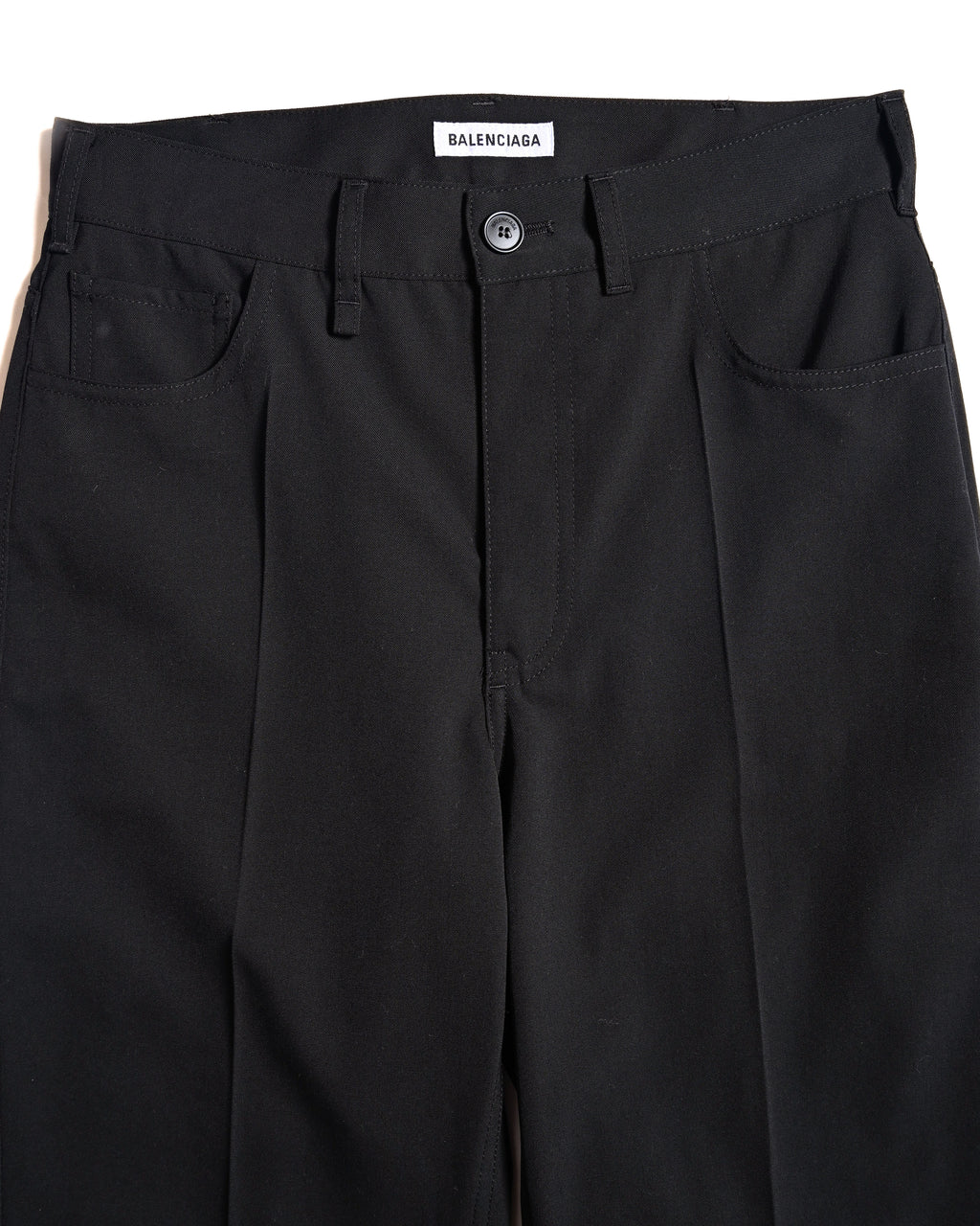ウエスト内側に配された「BALENCIAGA」のホワイトタグと、フロントのトップボタンを捉えたディテールカット。ベルトループ、コインポケットを含むデニムパンツを踏襲した5ポケット仕様が確認できます。