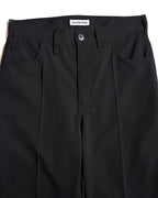 ウエスト内側に配された「BALENCIAGA」のホワイトタグと、フロントのトップボタンを捉えたディテールカット。ベルトループ、コインポケットを含むデニムパンツを踏襲した5ポケット仕様が確認できます。