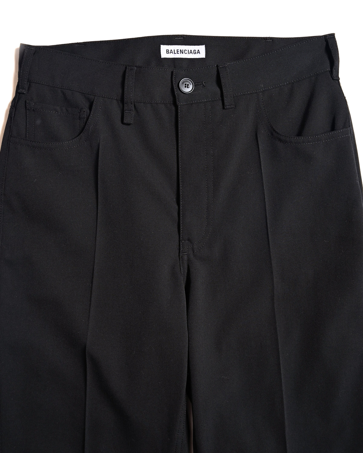 ウエスト内側に配された「BALENCIAGA」のホワイトタグと、フロントのトップボタンを捉えたディテールカット。ベルトループ、コインポケットを含むデニムパンツを踏襲した5ポケット仕様が確認できます。