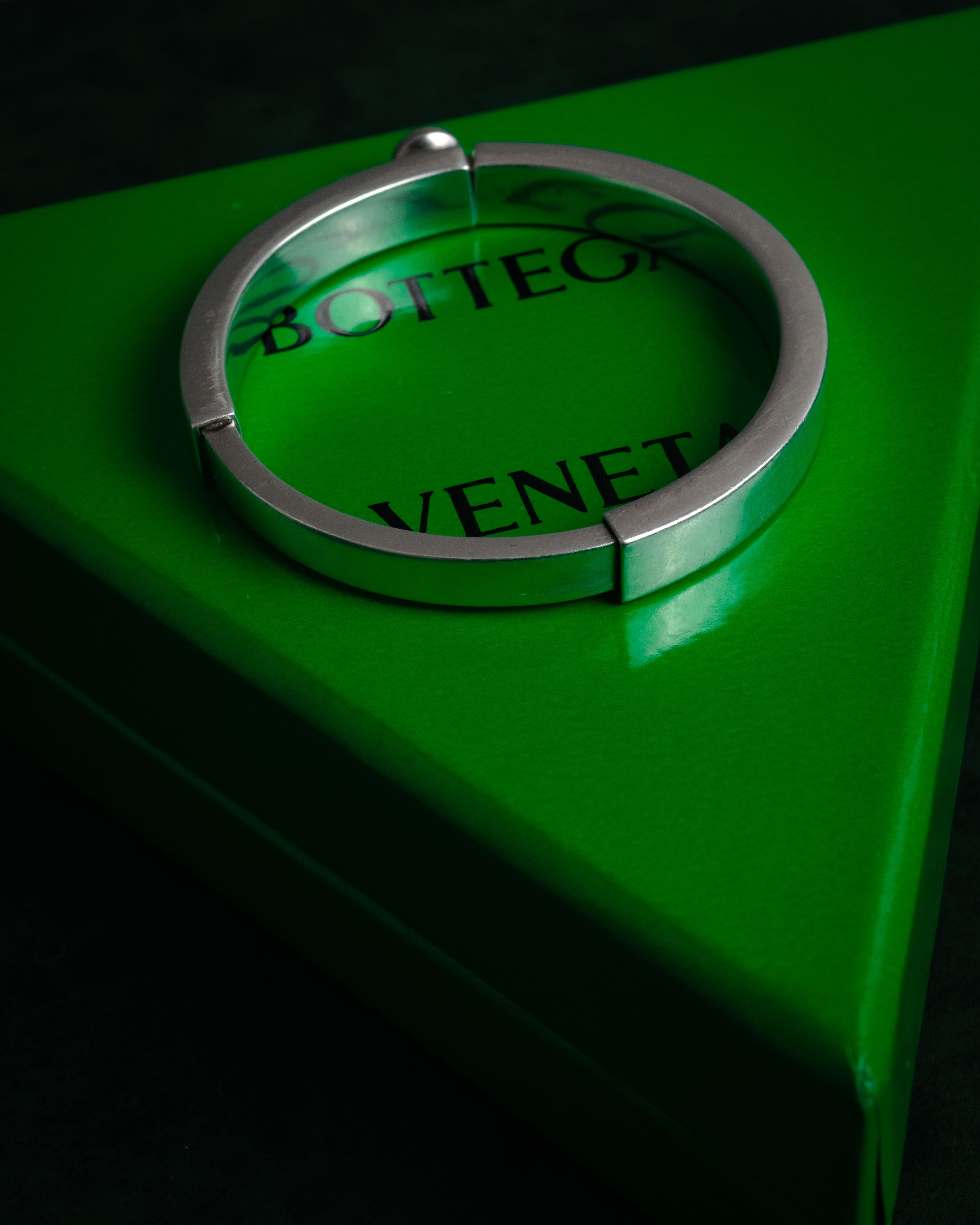 “BOTTEGA VENETA” 2019-2024 Sculptural hinged bangle