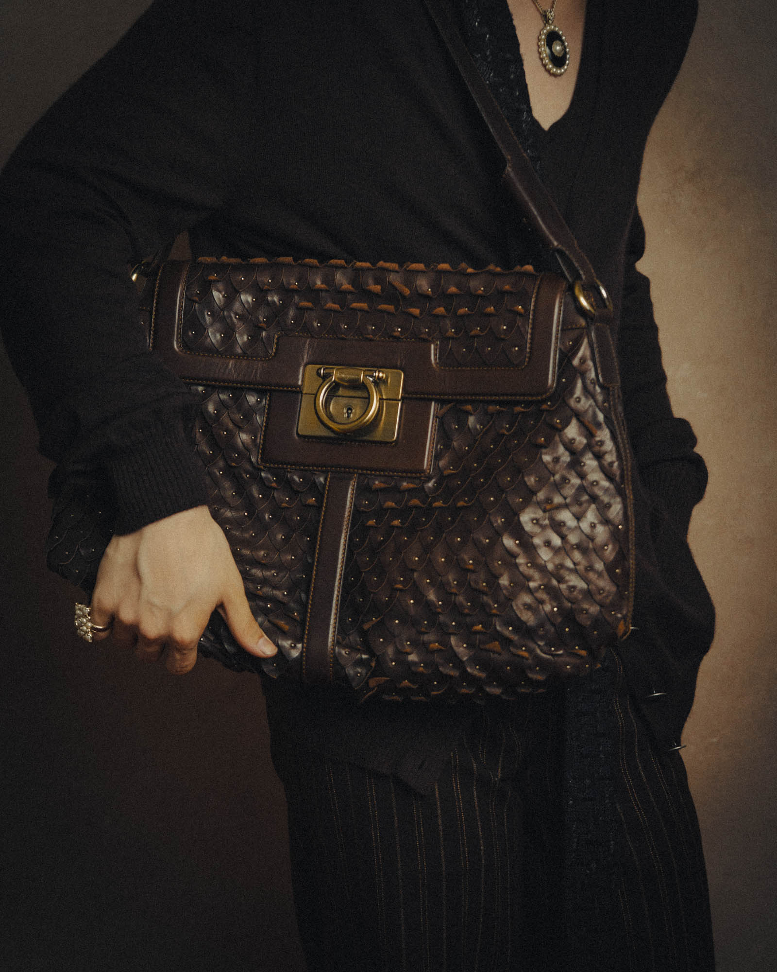 -SPECIAL- “Salvatore Ferragamo” 00’s-10’s Leather scale appliqué gancini shoulder bag