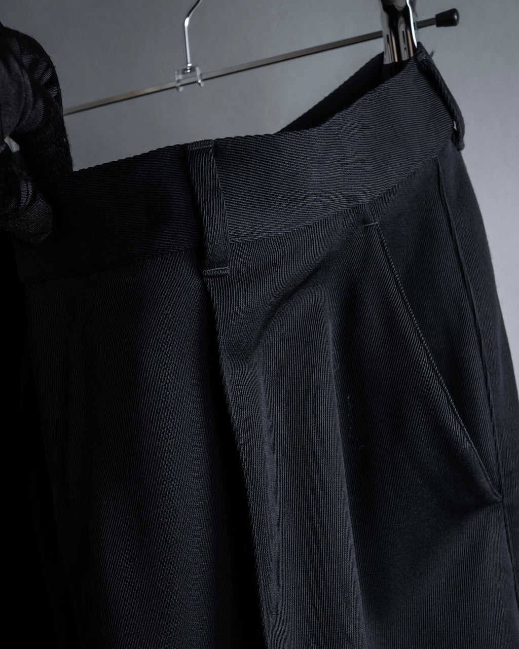 "LOEWE" Three-dimensional pattern design wide slacks