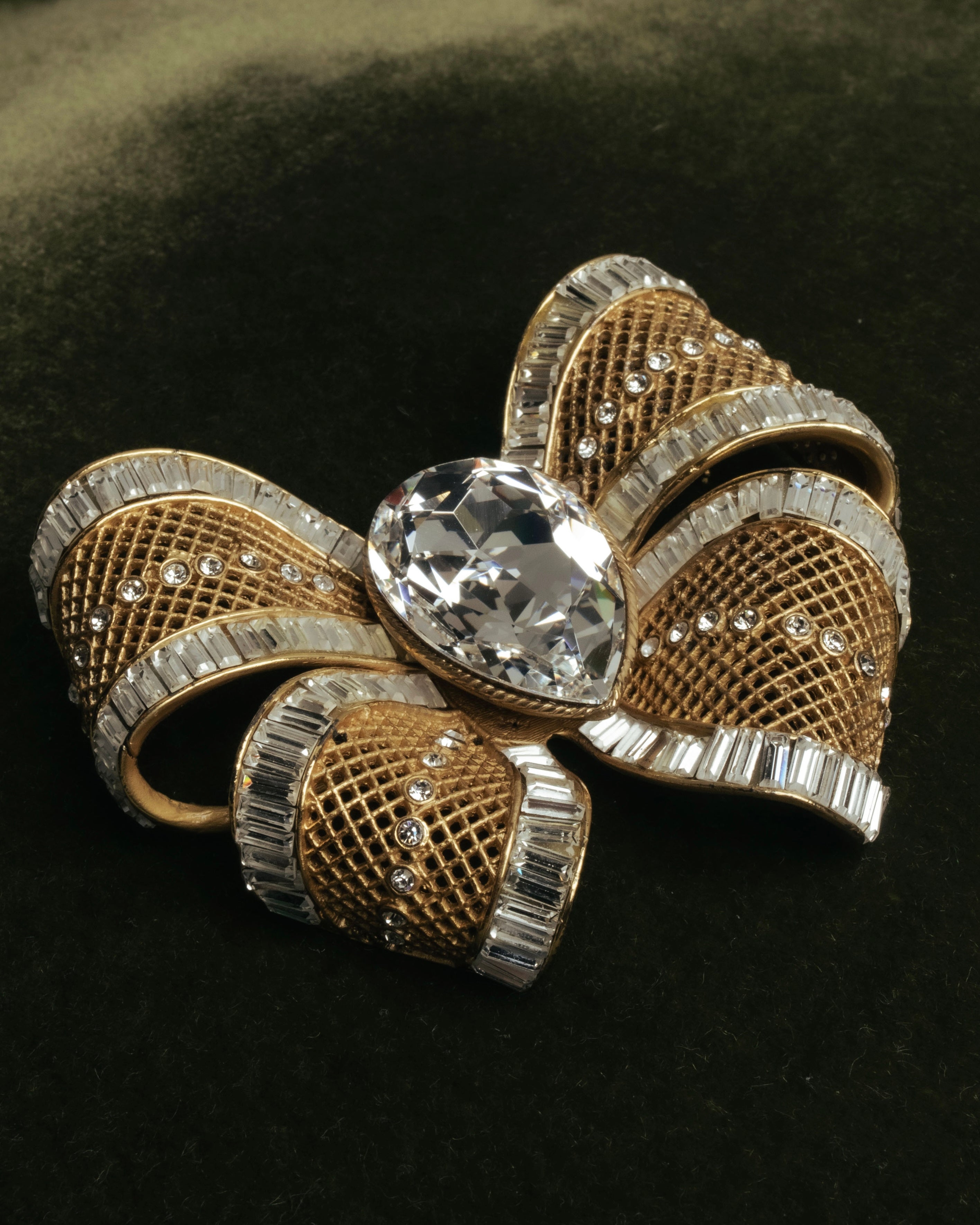 “HANAE MORI” 80’s-90’s Sculptural crystal bow brooch