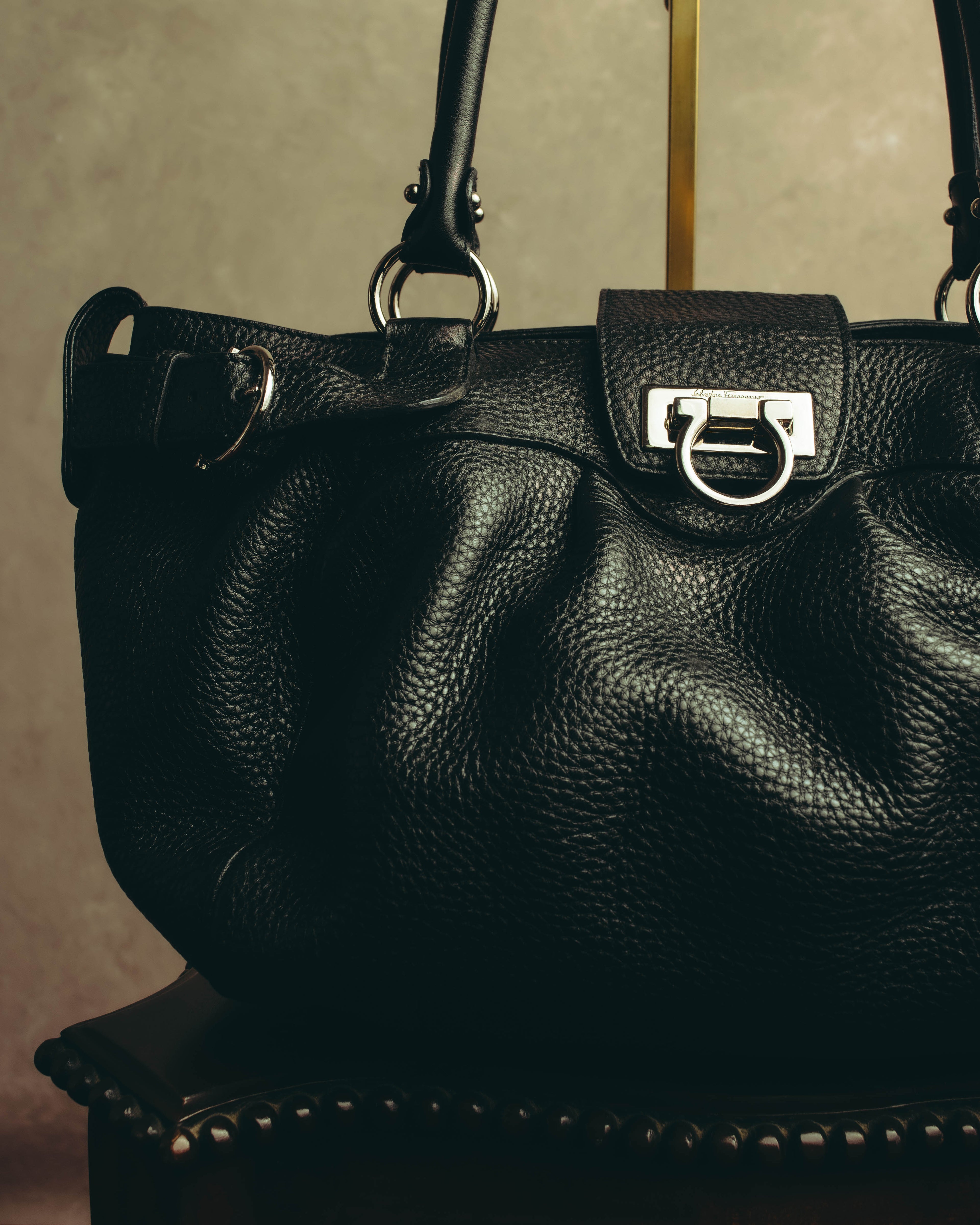 “Salvatore Ferragamo” 00’s-10’s Gancini pebbled leather handbag