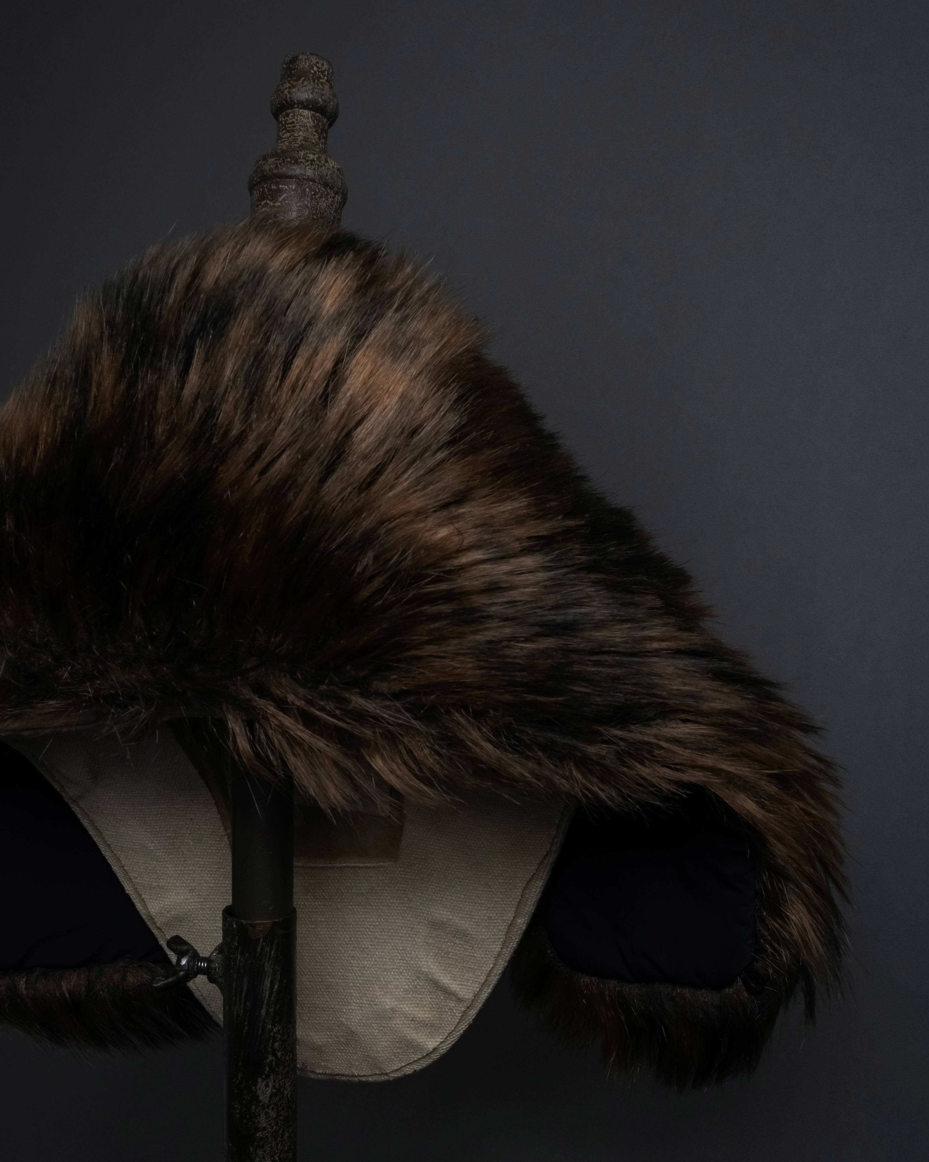 "PLEATS PLEASE ISSEY MIYAKE"
Long-haired fur neck dress