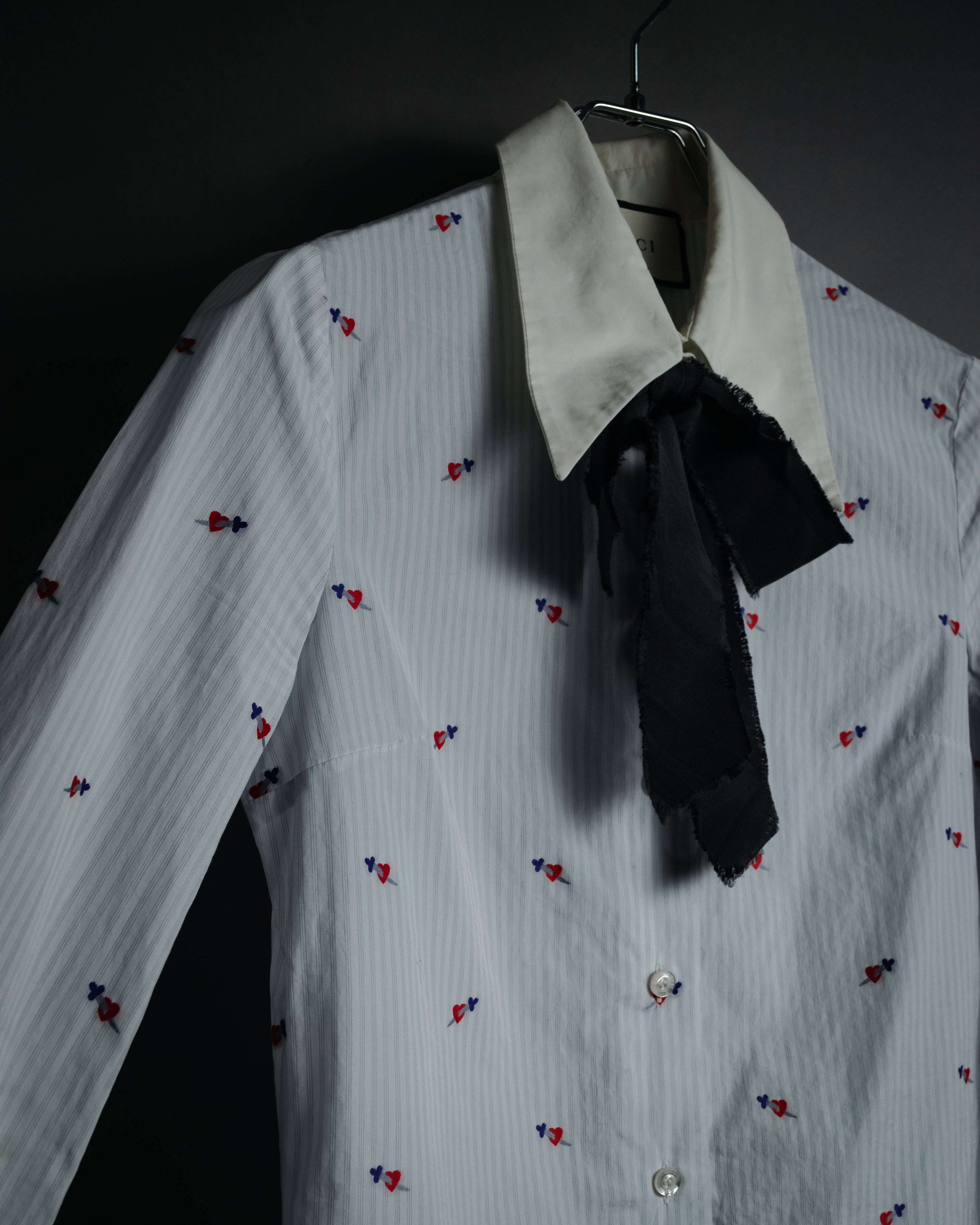 “GUCCI” 2017 heart and dagger embroidered bow tie shirt