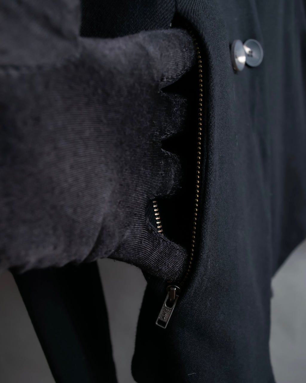 "HELMUT LANG" Zipper design sharp angle cutaway jacket