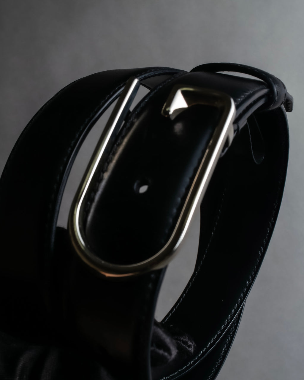 "GUCCI" Organic curved buckle design leather belt