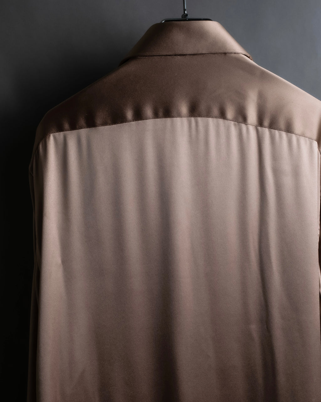 "GUCCI" Ecru beige glossy wide collar shirt