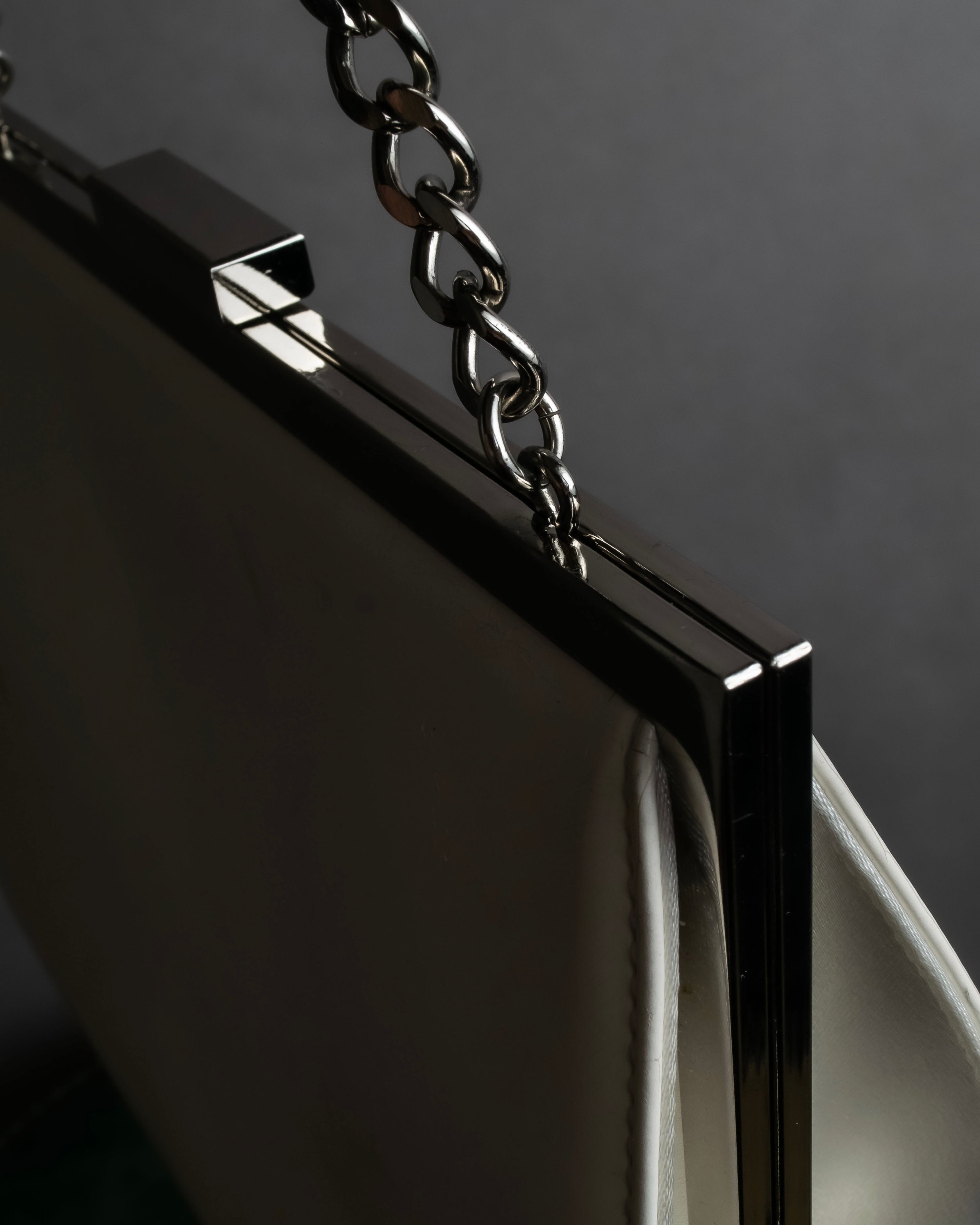 "YVES SAINT LAURENT" Clasp design chain shoulder patent leather bag