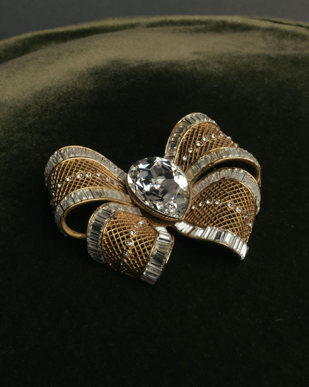 “HANAE MORI” 80’s-90’s Sculptural crystal bow brooch