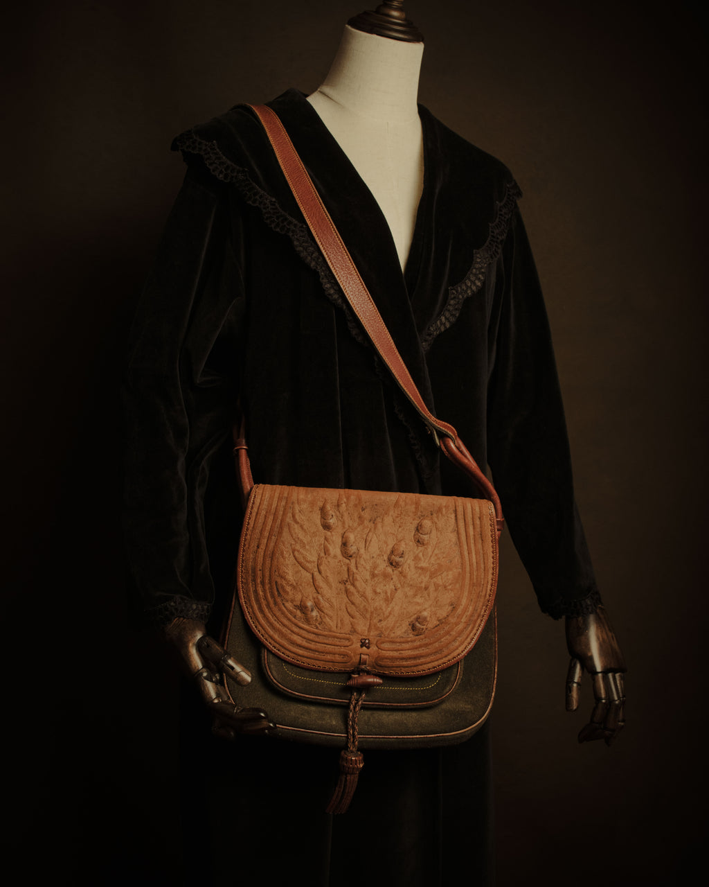 –SPECIAL– “LOEWE” 70’s-80’s Caza Cordobán embossed shoulder bag