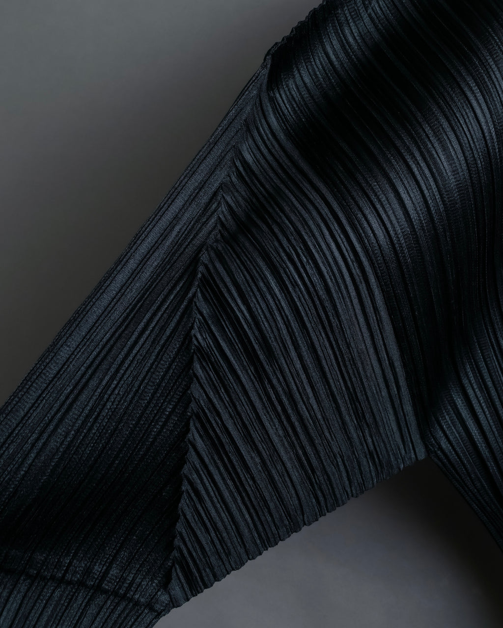 "PLEATS PLEASE ISSEY MIYAKE"
Features sleeve open collar blouse