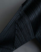 "PLEATS PLEASE ISSEY MIYAKE"
Features sleeve open collar blouse
