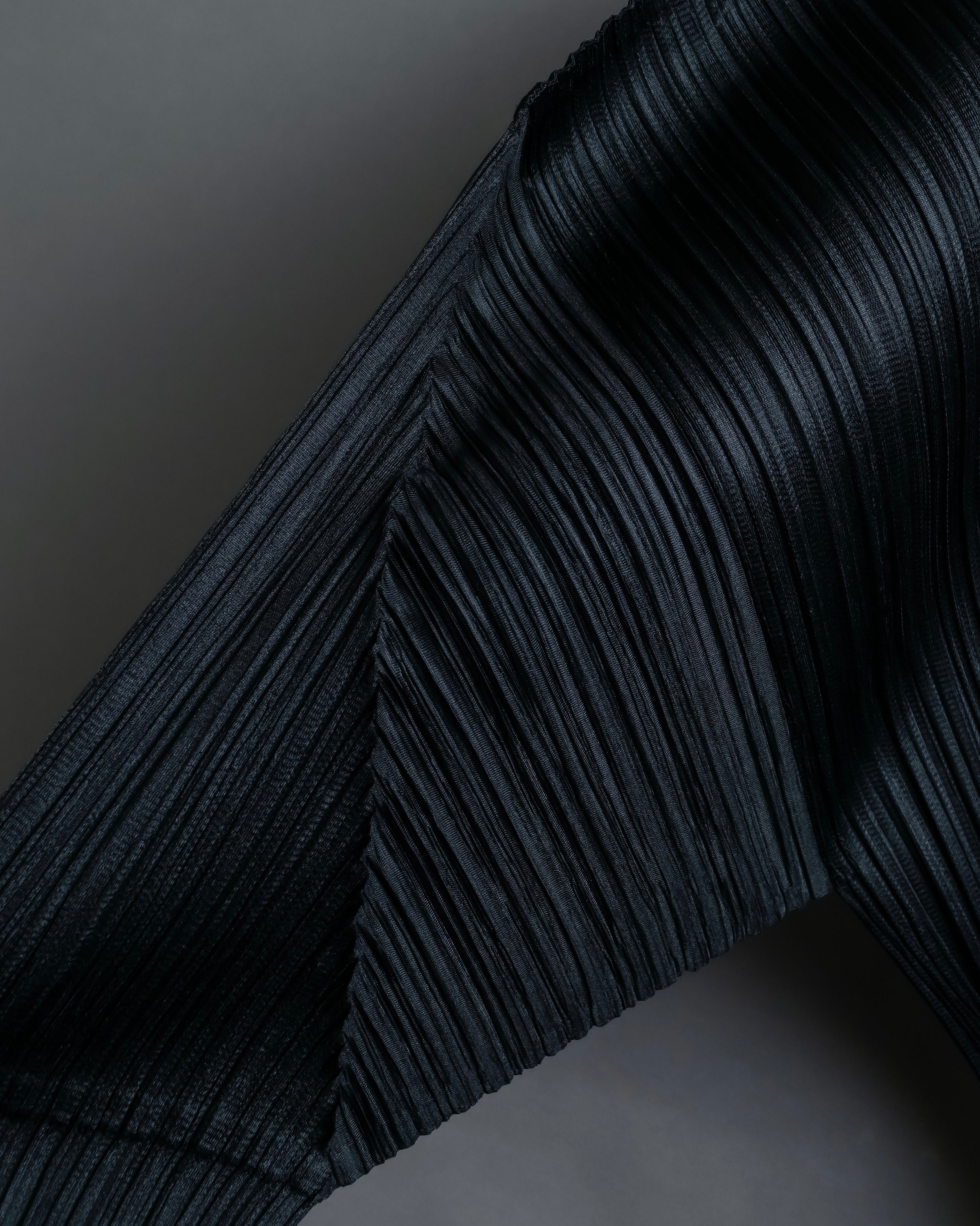 "PLEATS PLEASE ISSEY MIYAKE"
Features sleeve open collar blouse