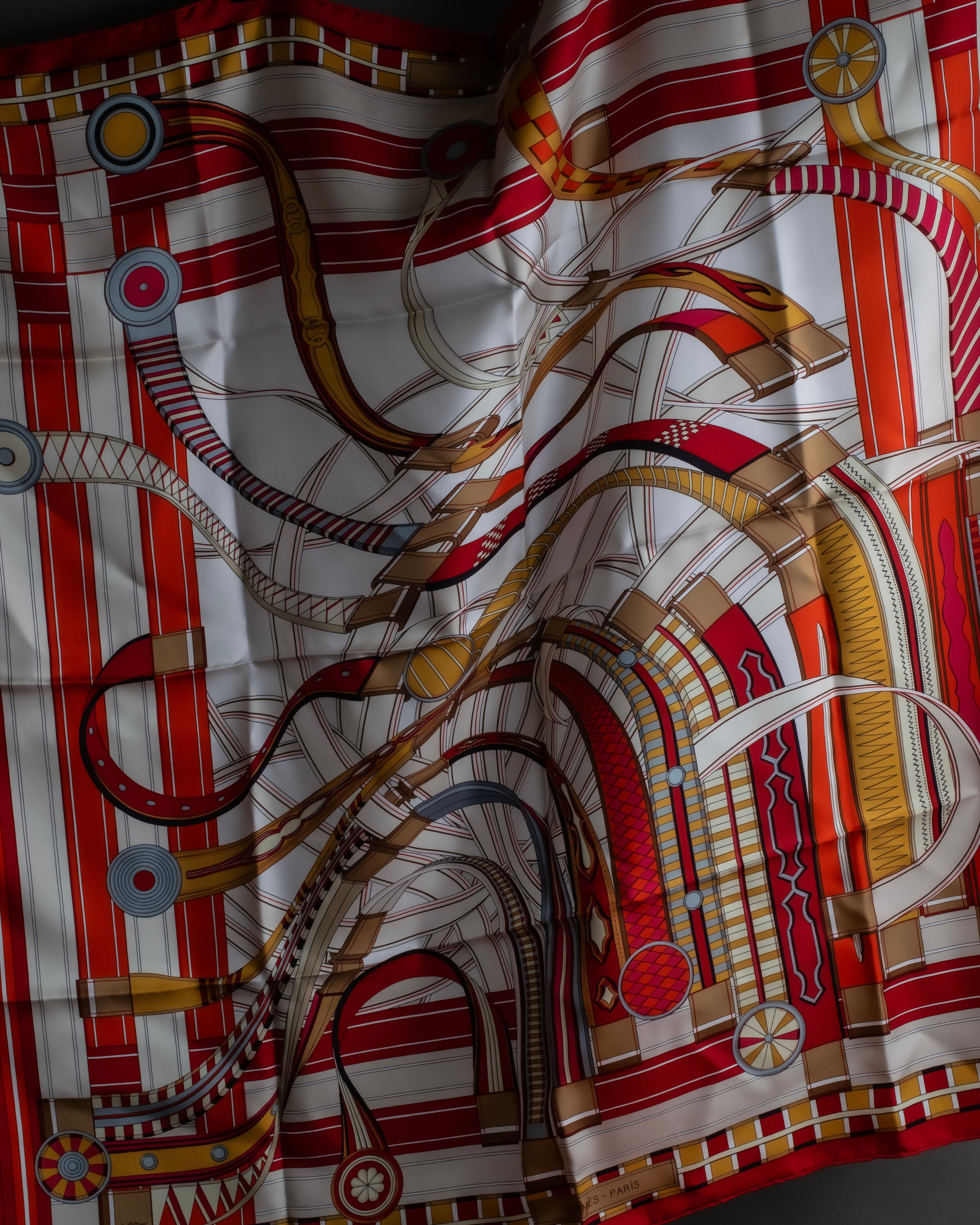 "HERMES" Carre 90 volt et pirouette silk scarf