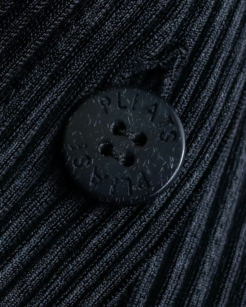 "PLEATS PLEASE ISSEY MIYAKE"
Narrow pleated sleeveless dress