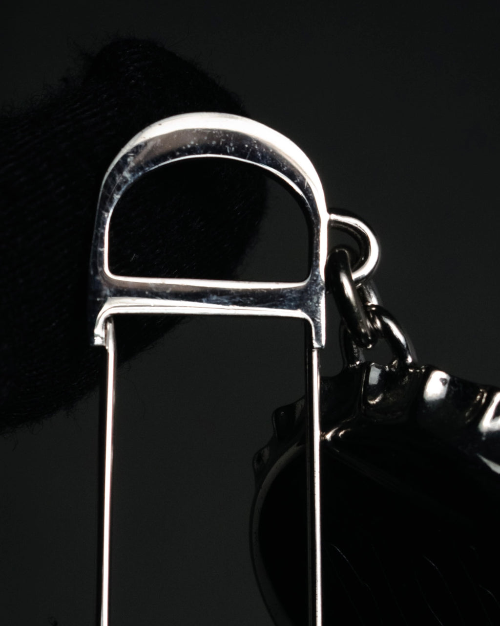 “DIOR” 2018-present Bottle cap pin brooch