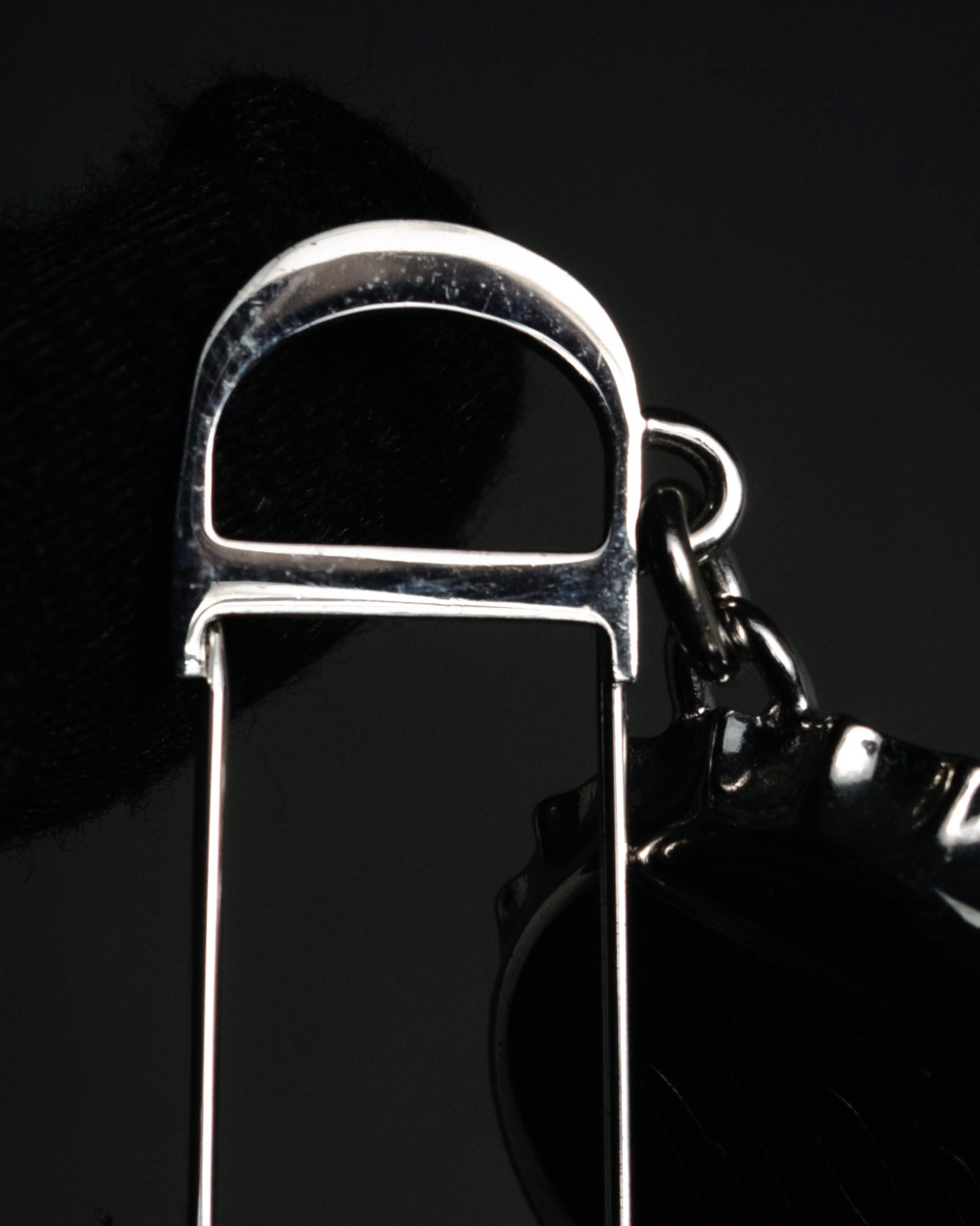 “DIOR” 2018-present Bottle cap pin brooch