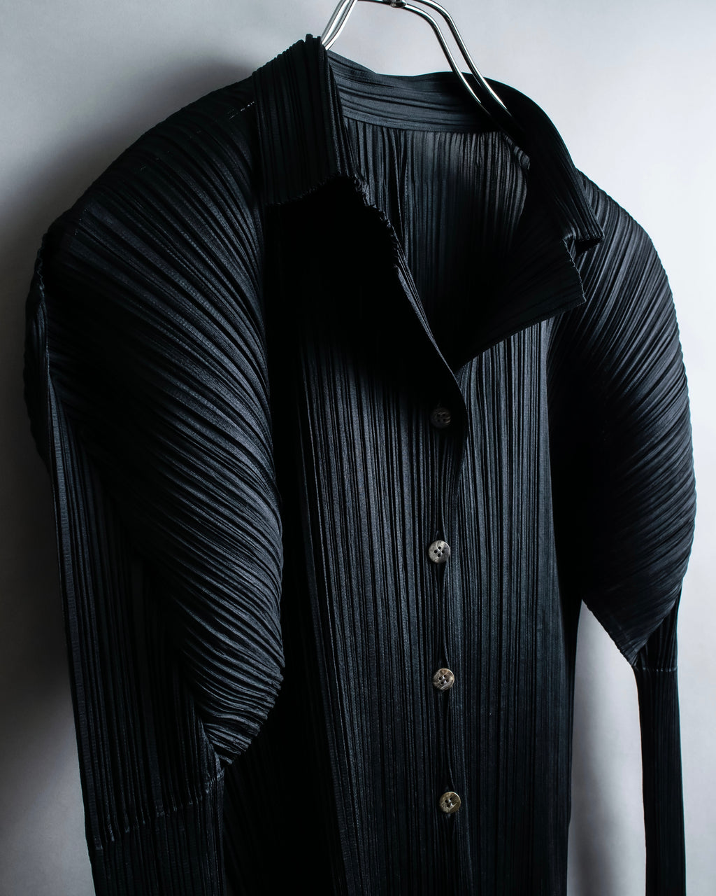 "PLEATS PLEASE ISSEY MIYAKE"
Features sleeve open collar blouse