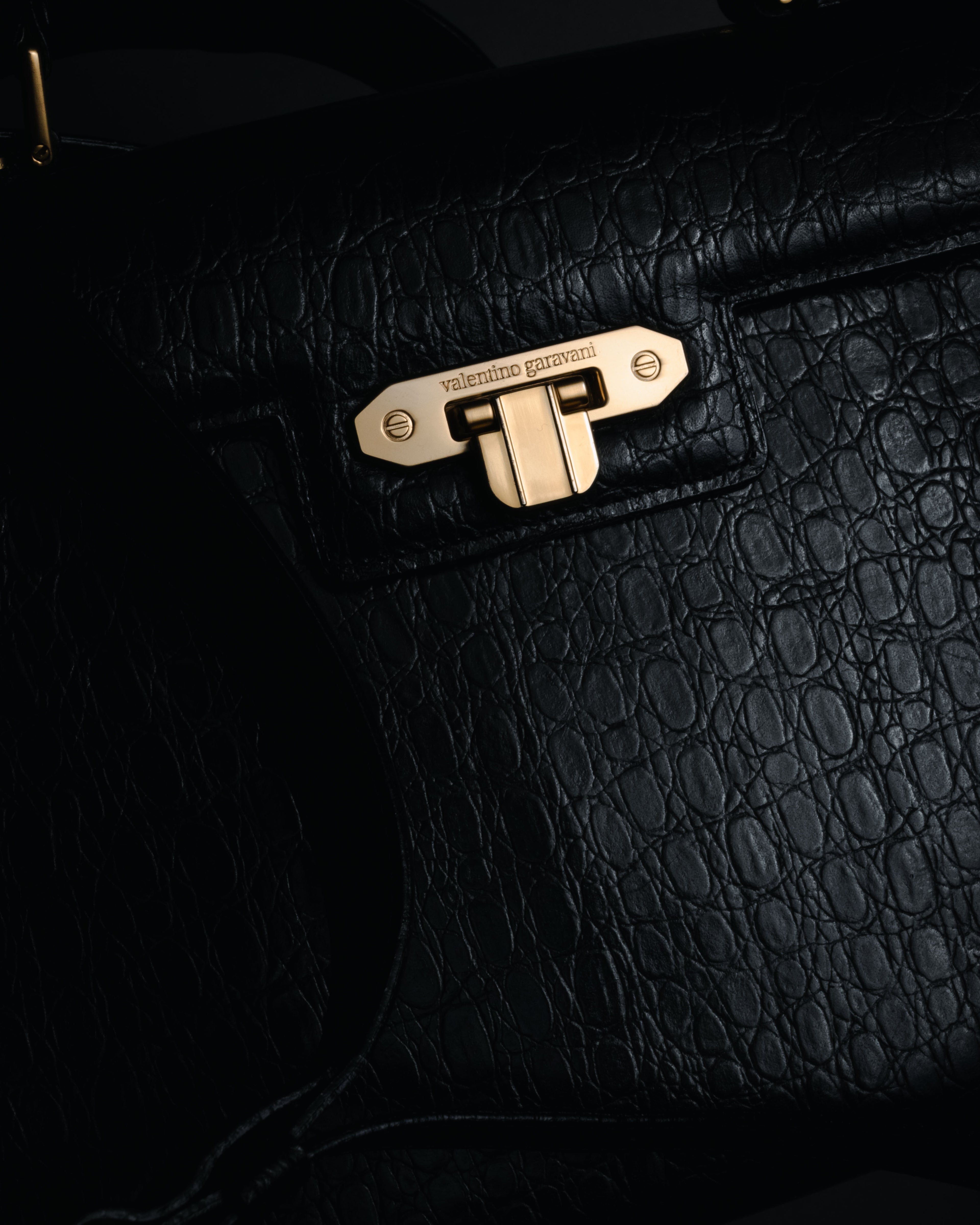 –SPECIAL– "Valentino Garavani"
1985-95 Croc embossed trapezoid top handle bag