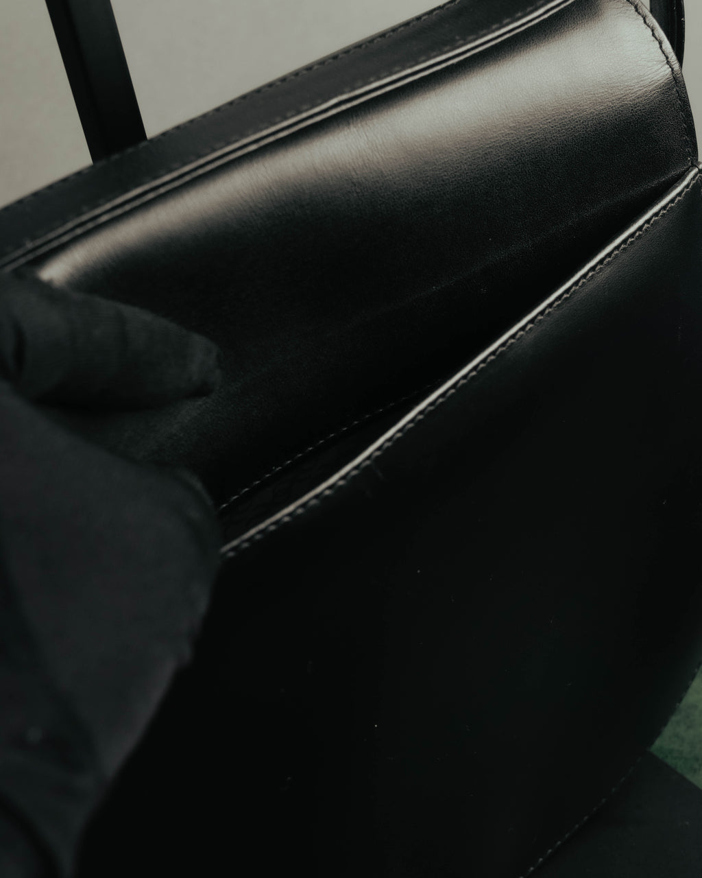 “Gianfranco Lotti” 90’s-00’s Black leather turn lock shoulder bag