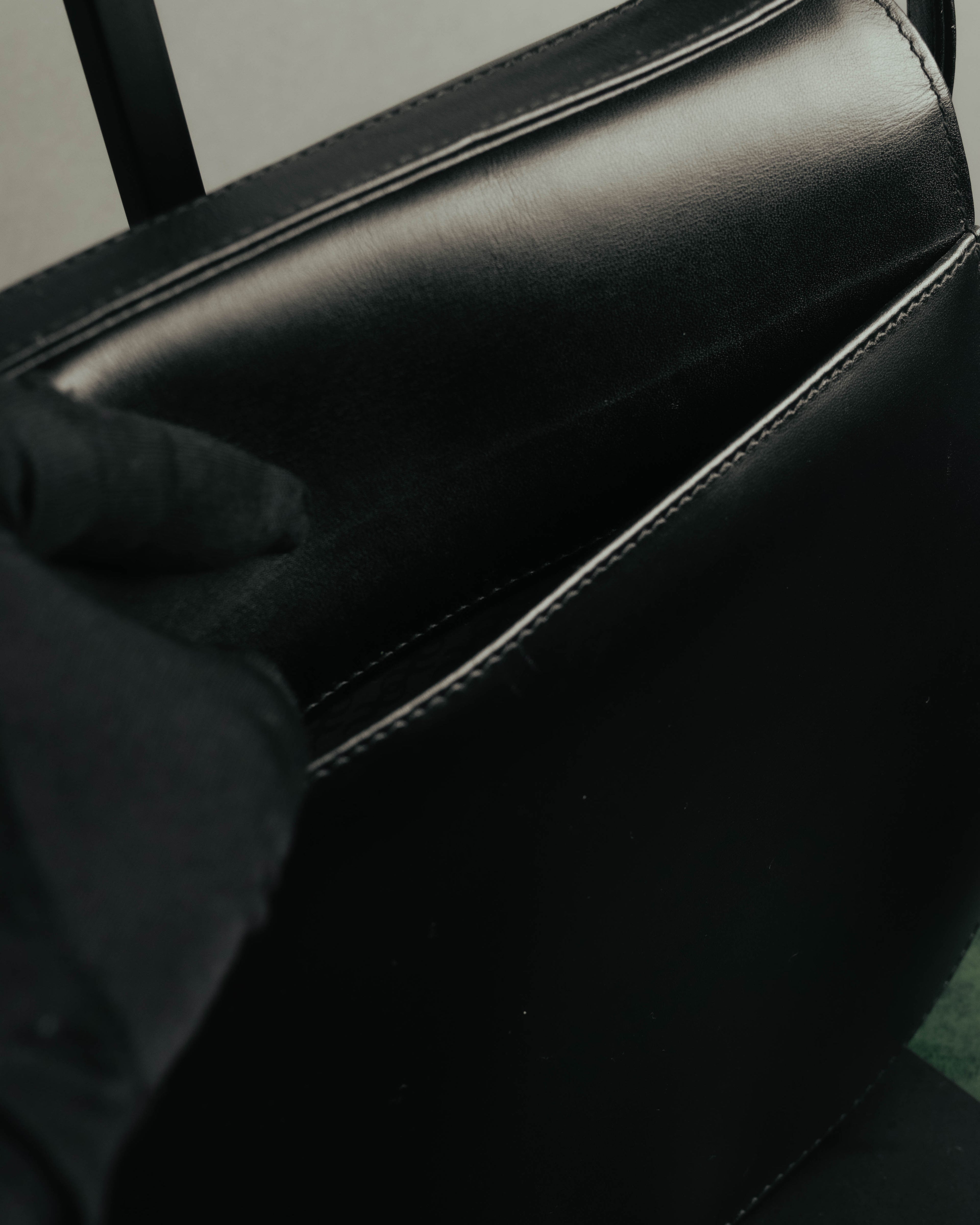 “Gianfranco Lotti” 90’s-00’s Black leather turn lock shoulder bag