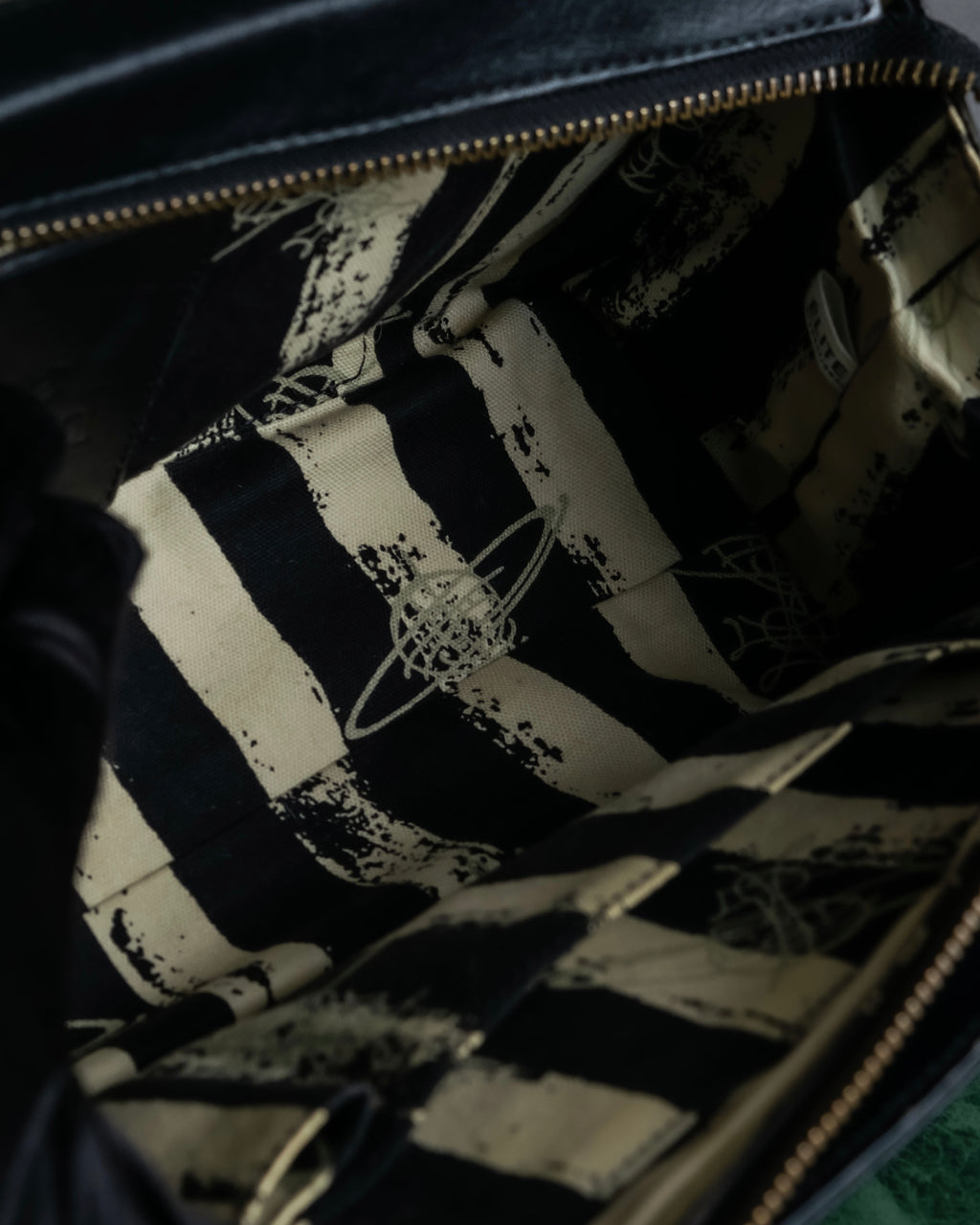 "Vivienne Westwood" Horizontal orb logo engraved hand bag