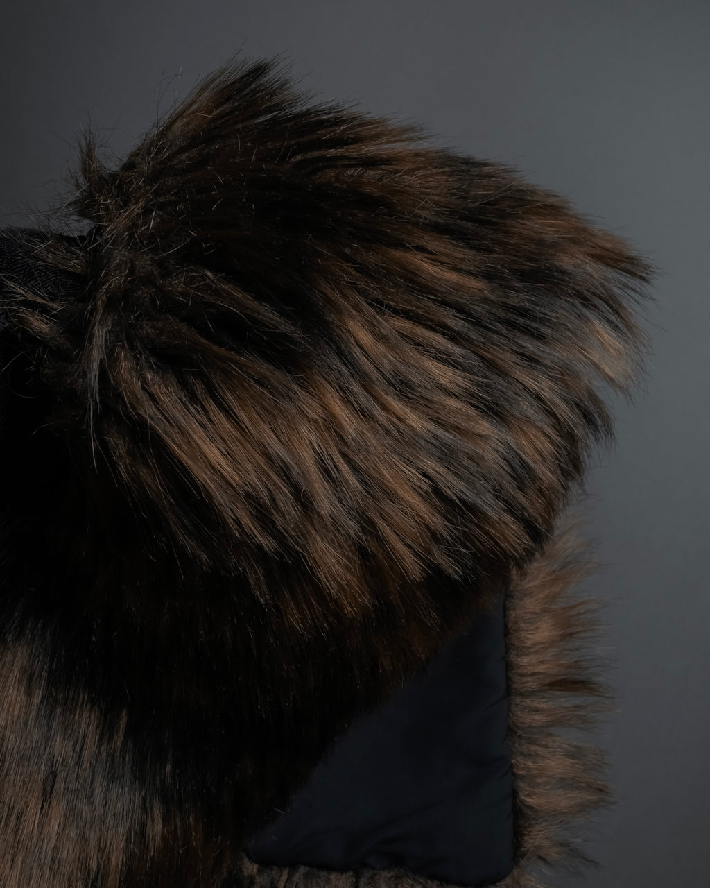 "PLEATS PLEASE ISSEY MIYAKE"
Long-haired fur neck dress