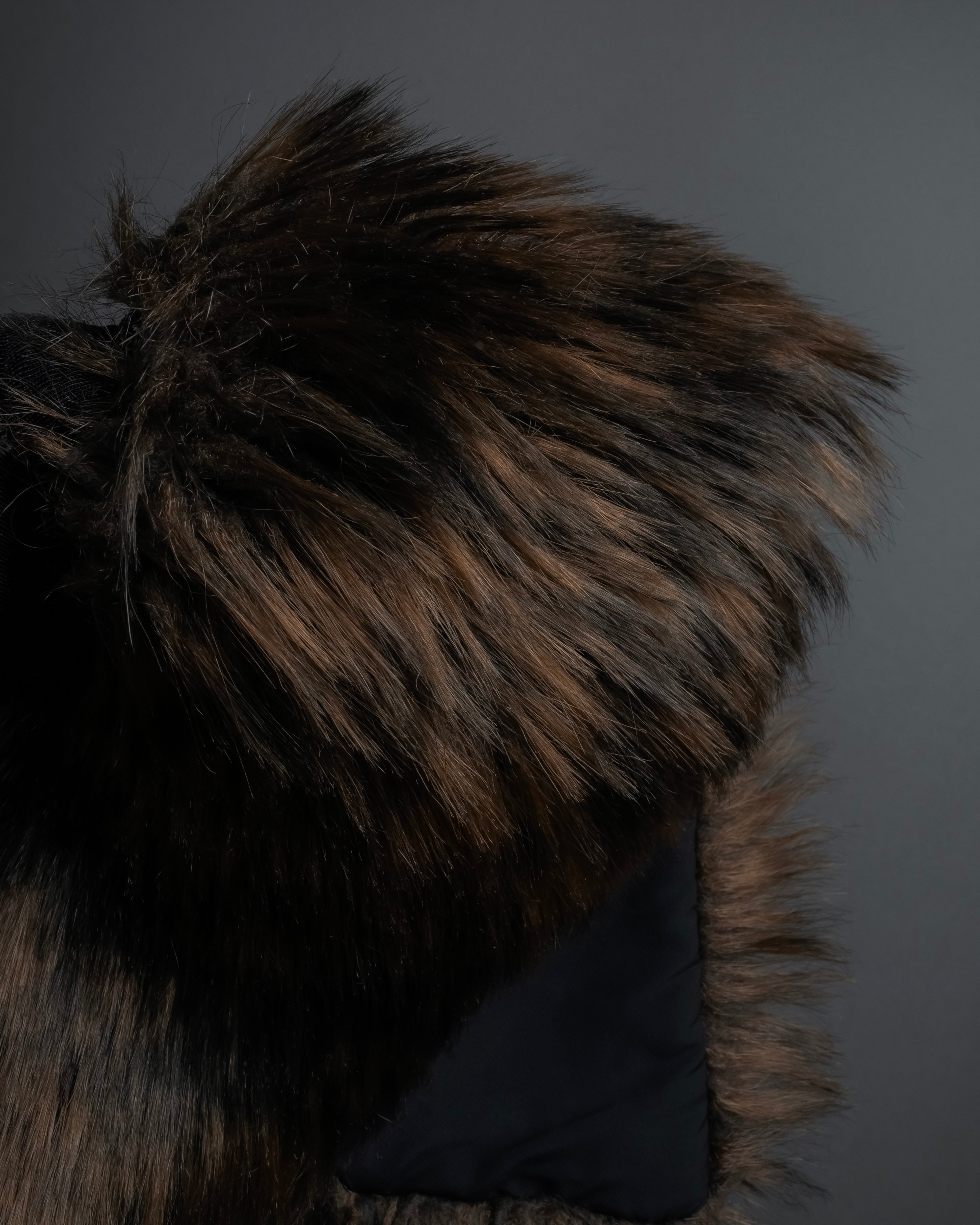 "PLEATS PLEASE ISSEY MIYAKE"
Long-haired fur neck dress