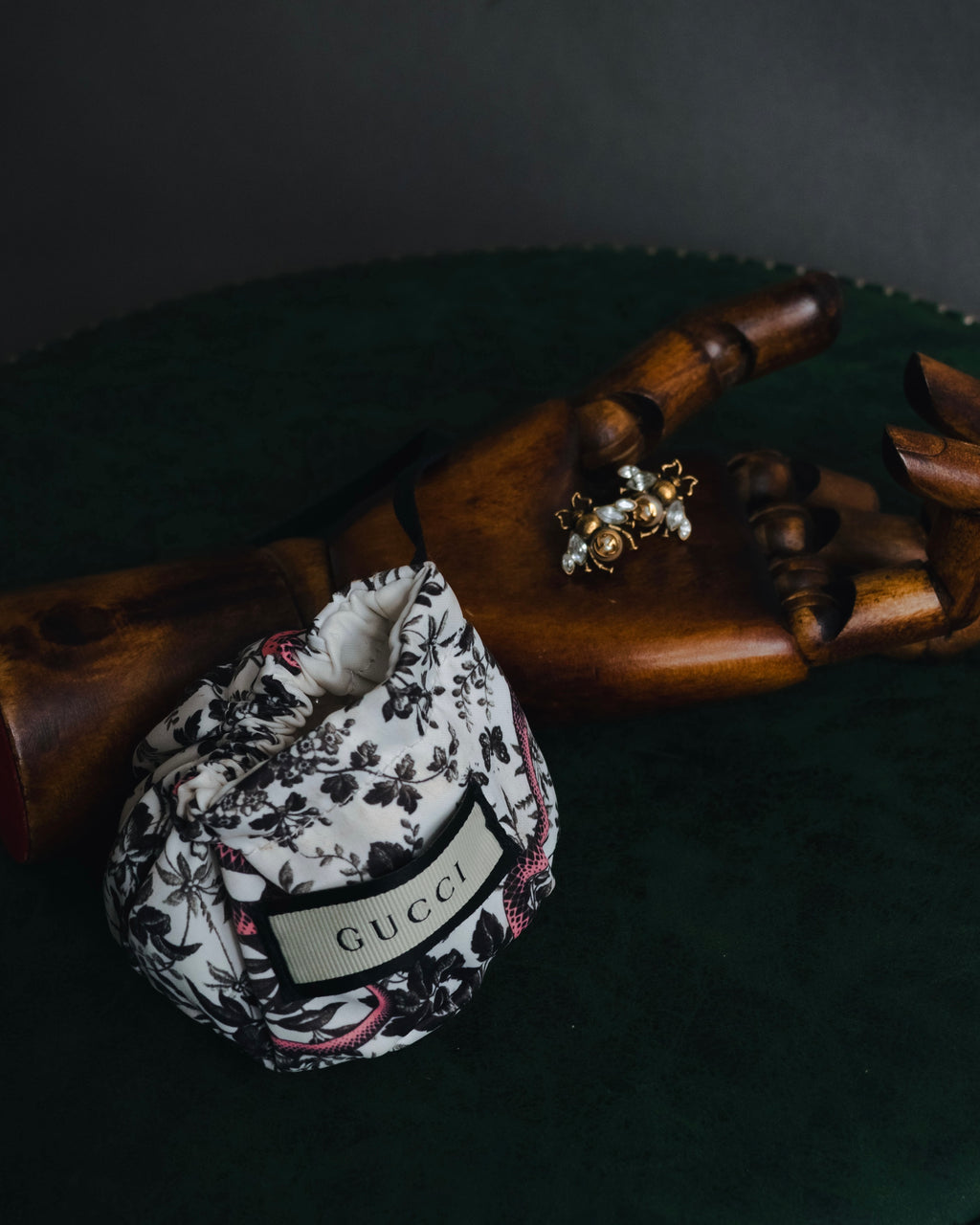 "GUCCI" 10’s Bee crystal pearl pierces