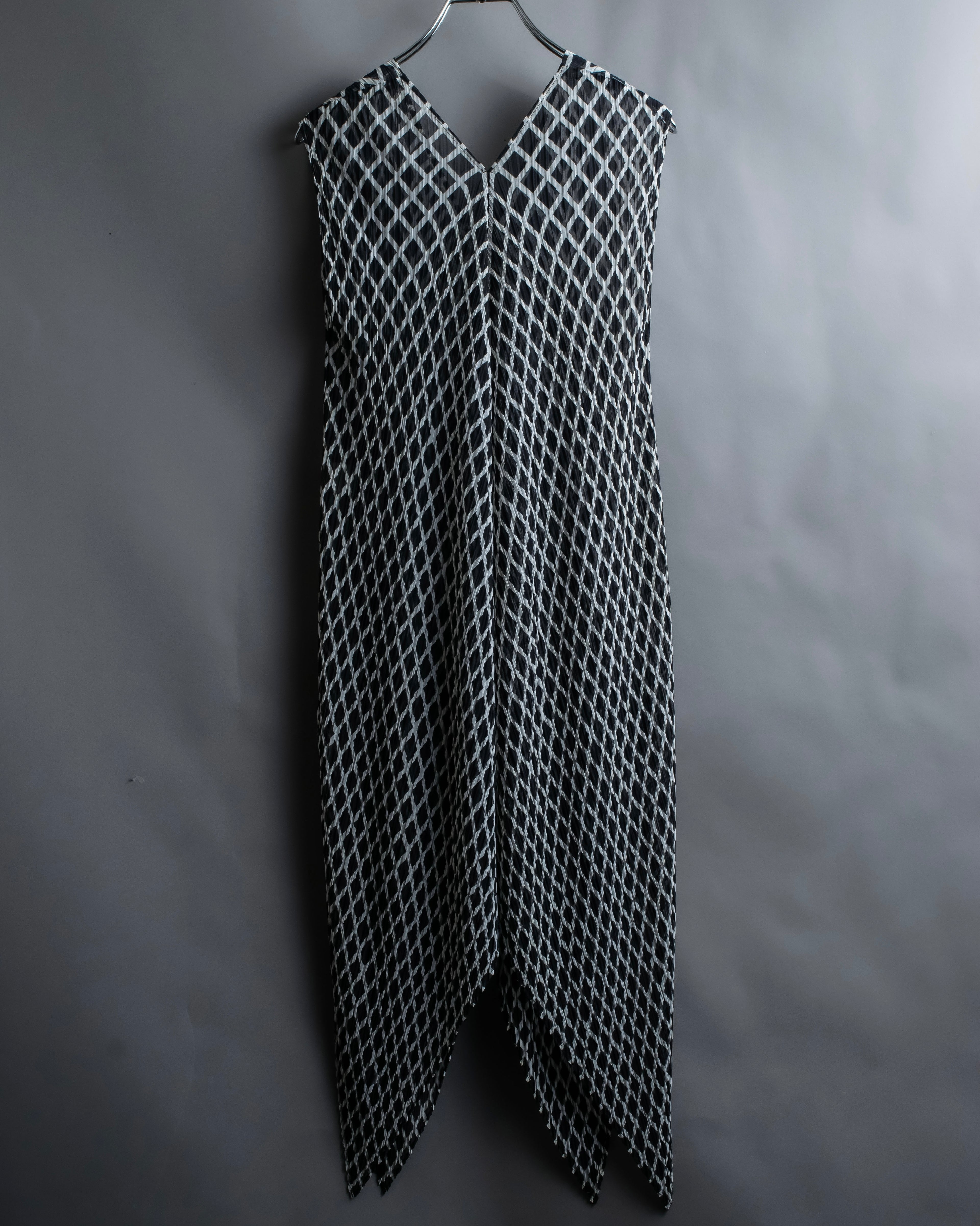 "ISSEY MIYAKE White label"
Tailcoat design sleeveless dress