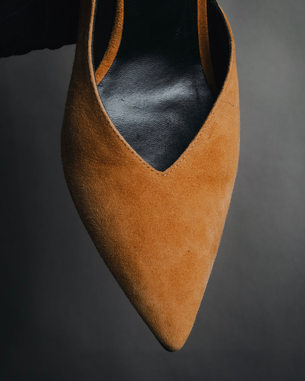 "HERMES" 00’s-10’s Suede V-cut  sculptural wood heel pumps