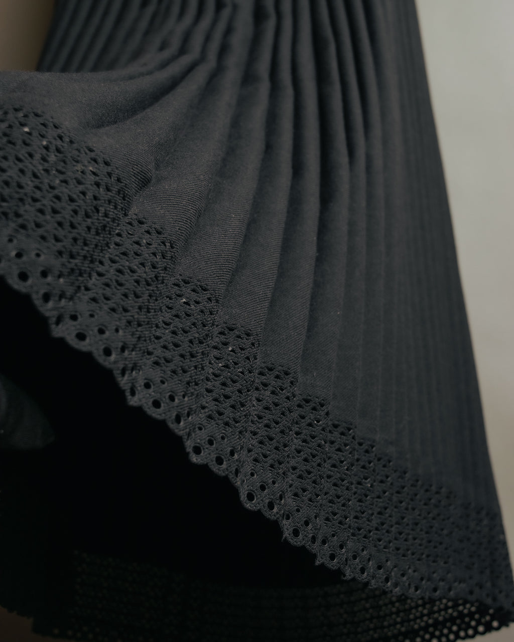 “ISSEY MIYAKE” 00’s wool blend pleated cutwork skirt