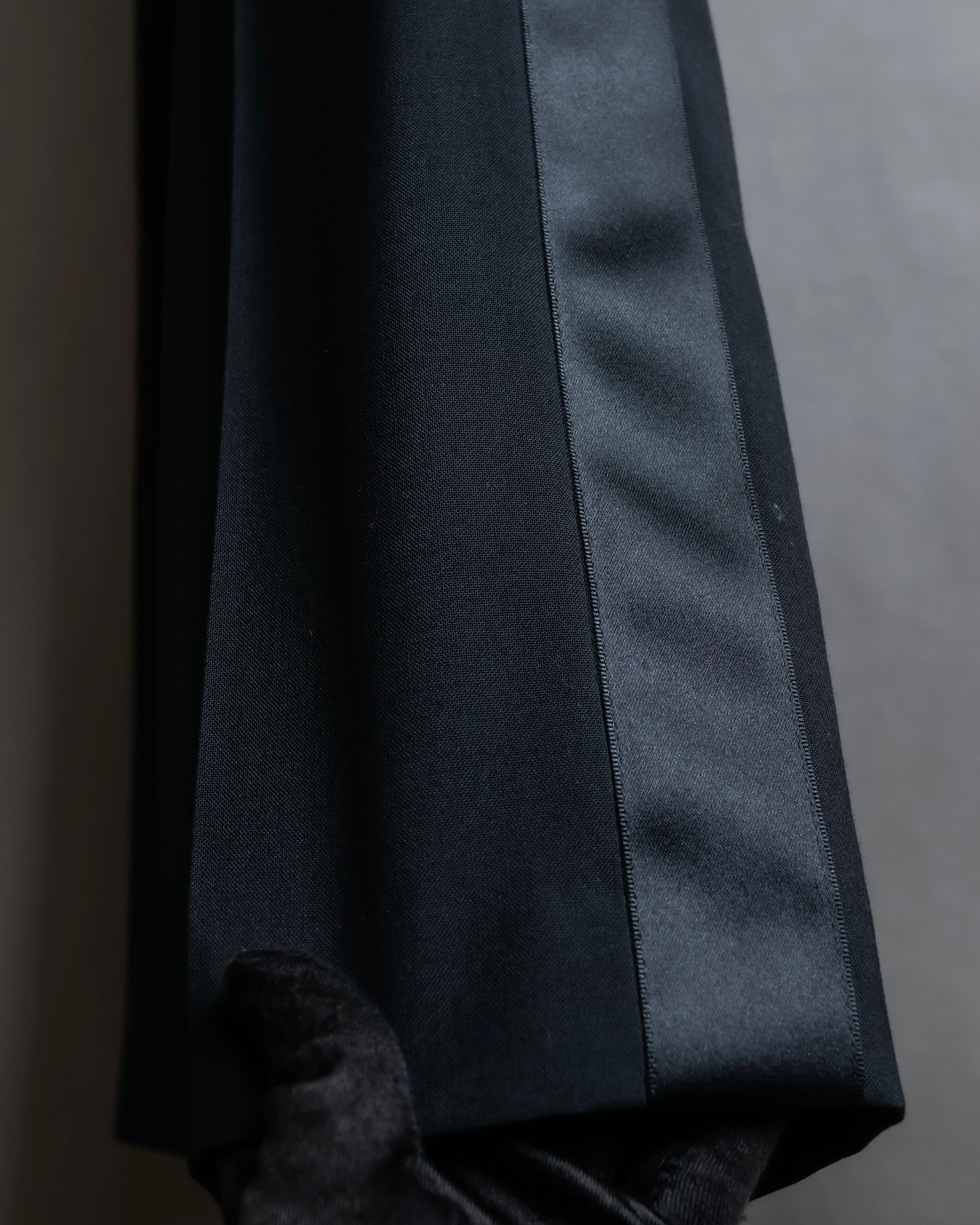 "sacai" Satin line design tapered slacks