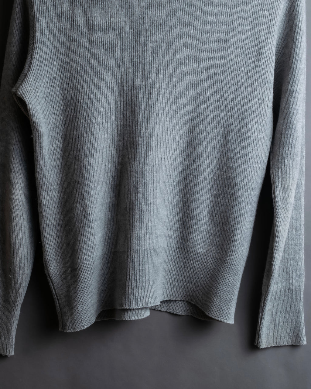 Diagonal deformed check rib knit.