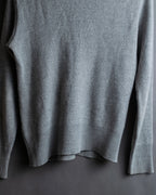 Diagonal deformed check rib knit.