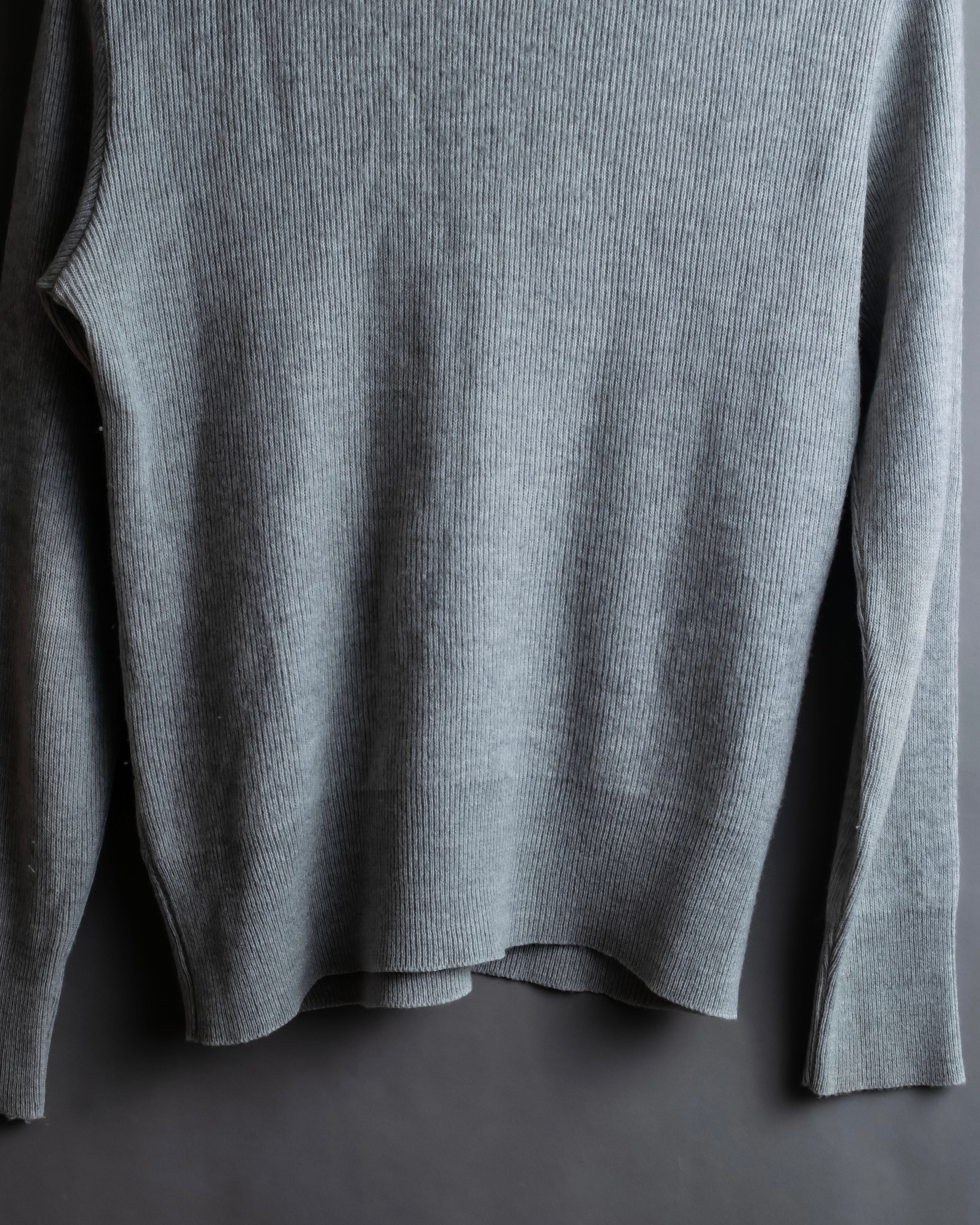 Diagonal deformed check rib knit.