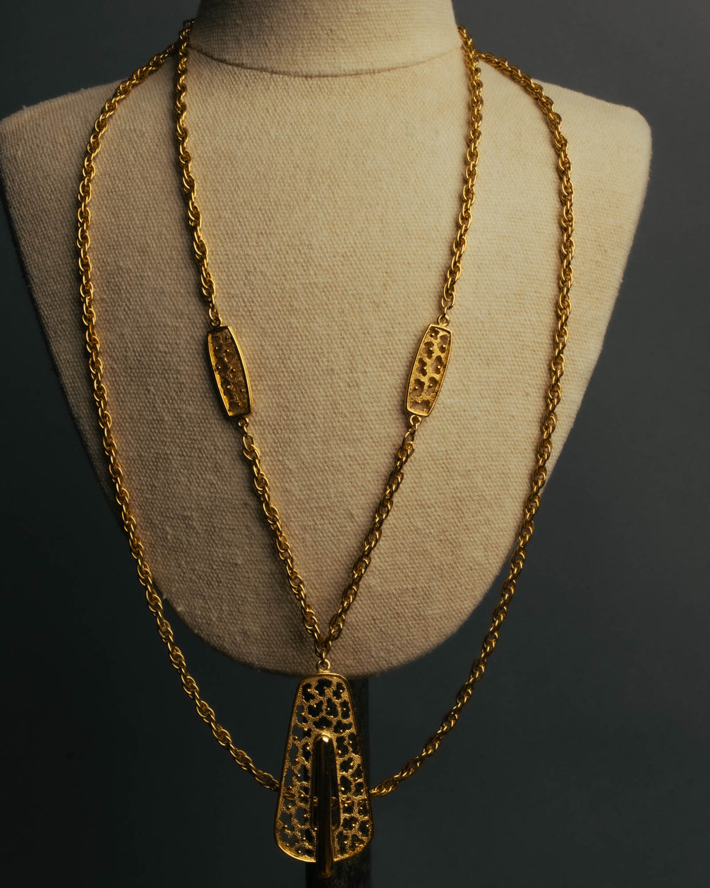 "TRIFARI" 50's-60's Ornate gold tone pendant necklace