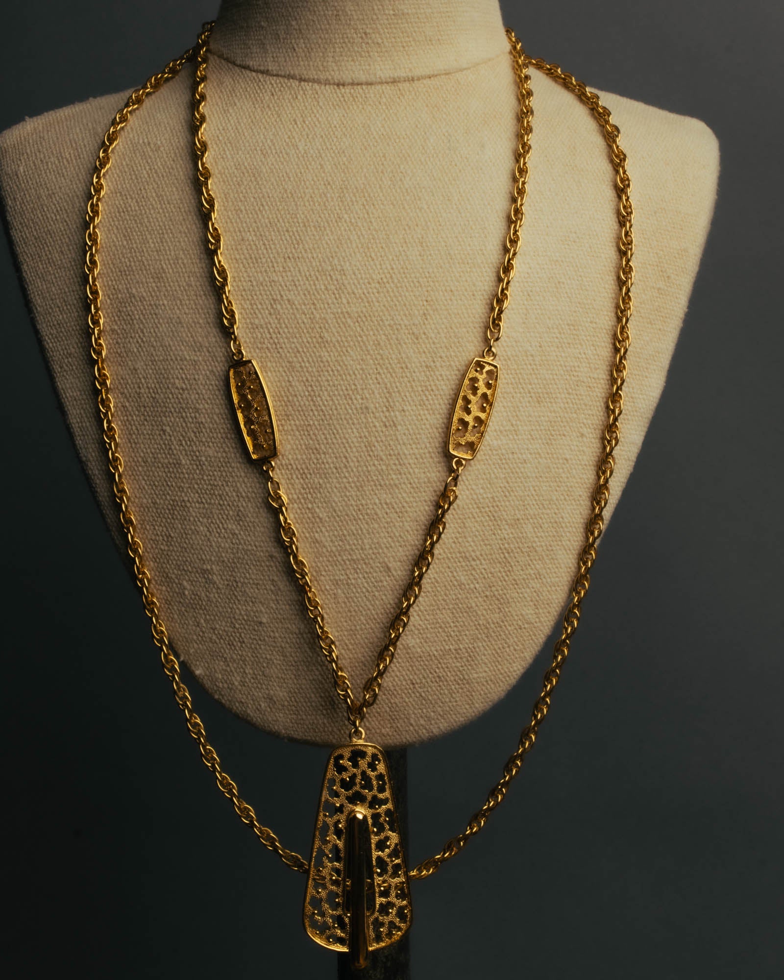 "TRIFARI" 50's-60's Ornate gold tone pendant necklace