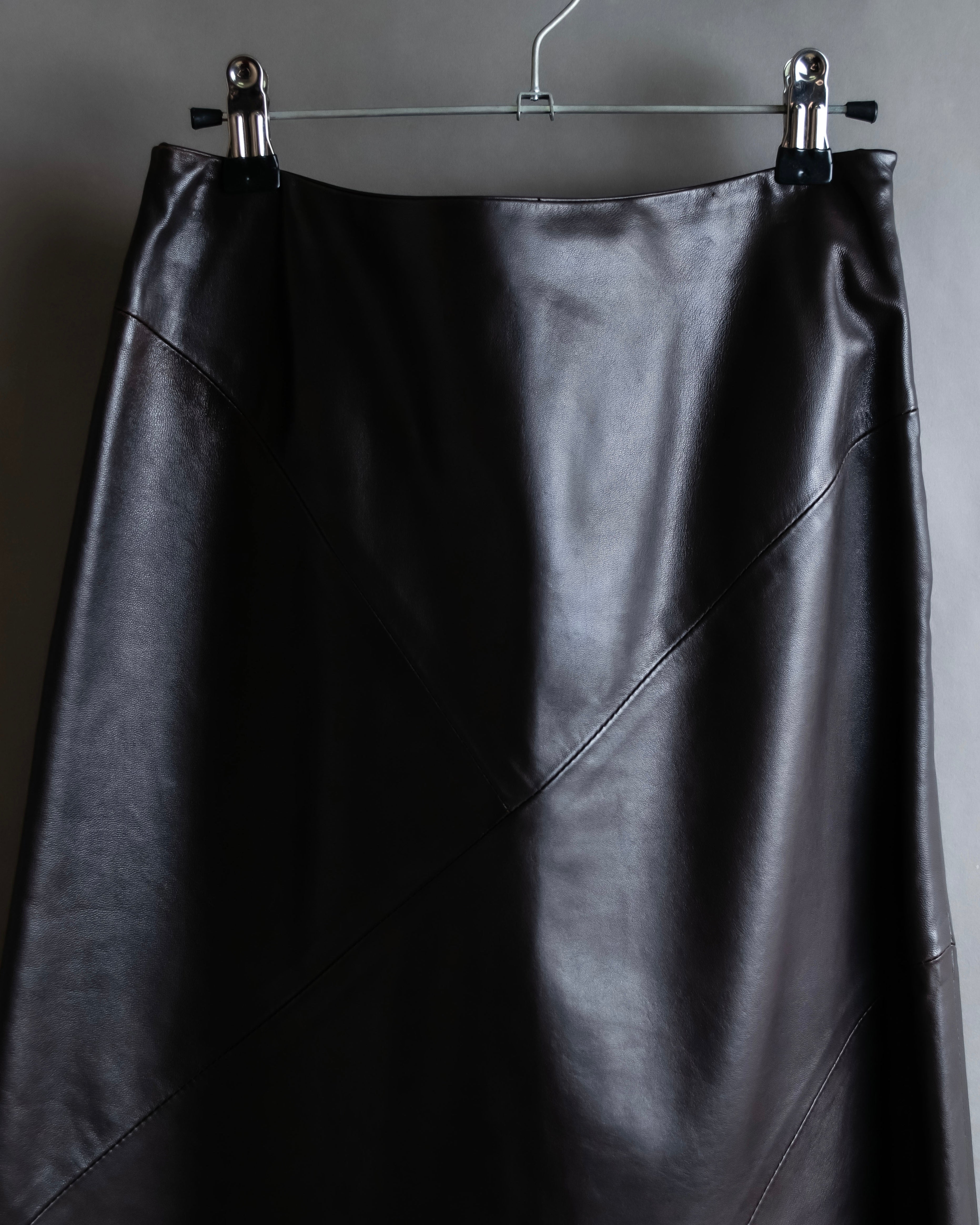 "HARVEY LOGAN" Diagonal cut design lamb leather flare skirt