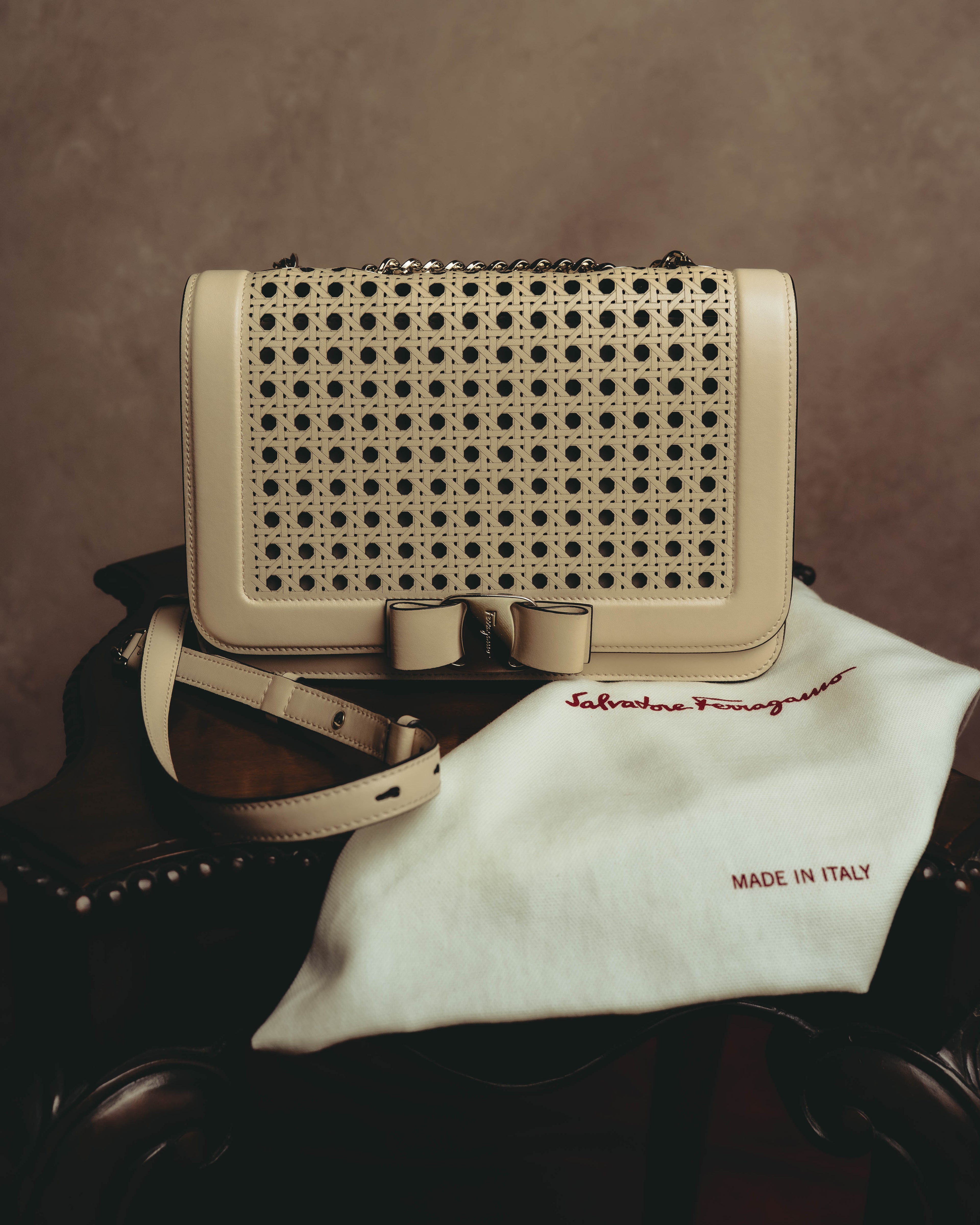 "Salvatore Ferragamo" 2010's-20's Ivory perforated leather chain shoulder bag