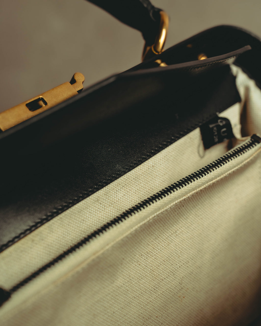 -SPECIAL- “GUCCI” 2012-2016 crossover-era crest studded doctor bag