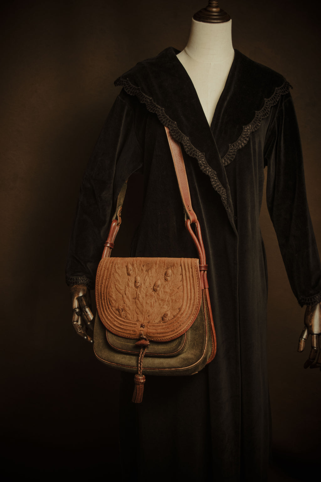 –SPECIAL– “LOEWE” 70’s-80’s Caza Cordobán embossed shoulder bag