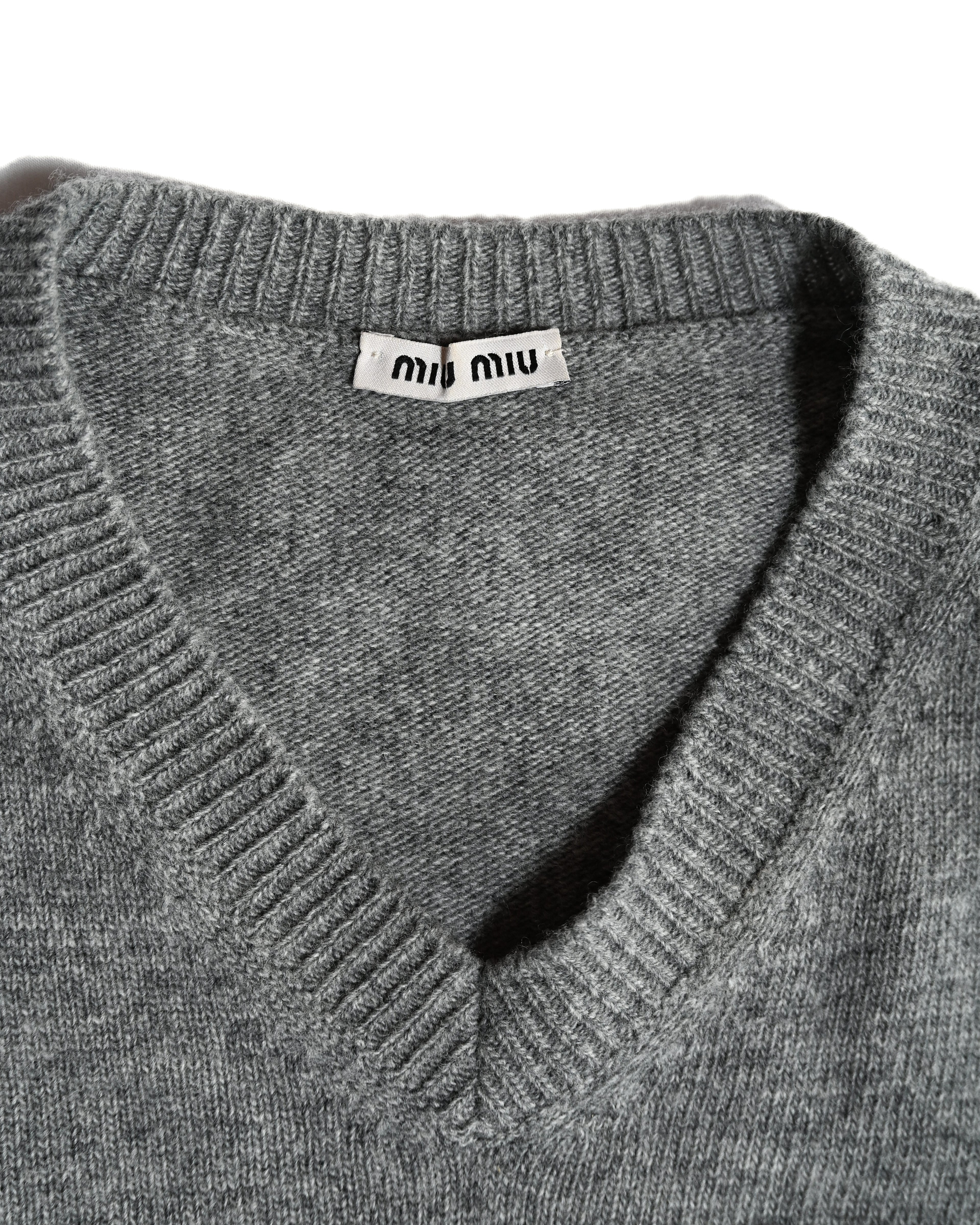 MIU MIU
/ Back Logo Cut Off Short Knit Sweater Gray