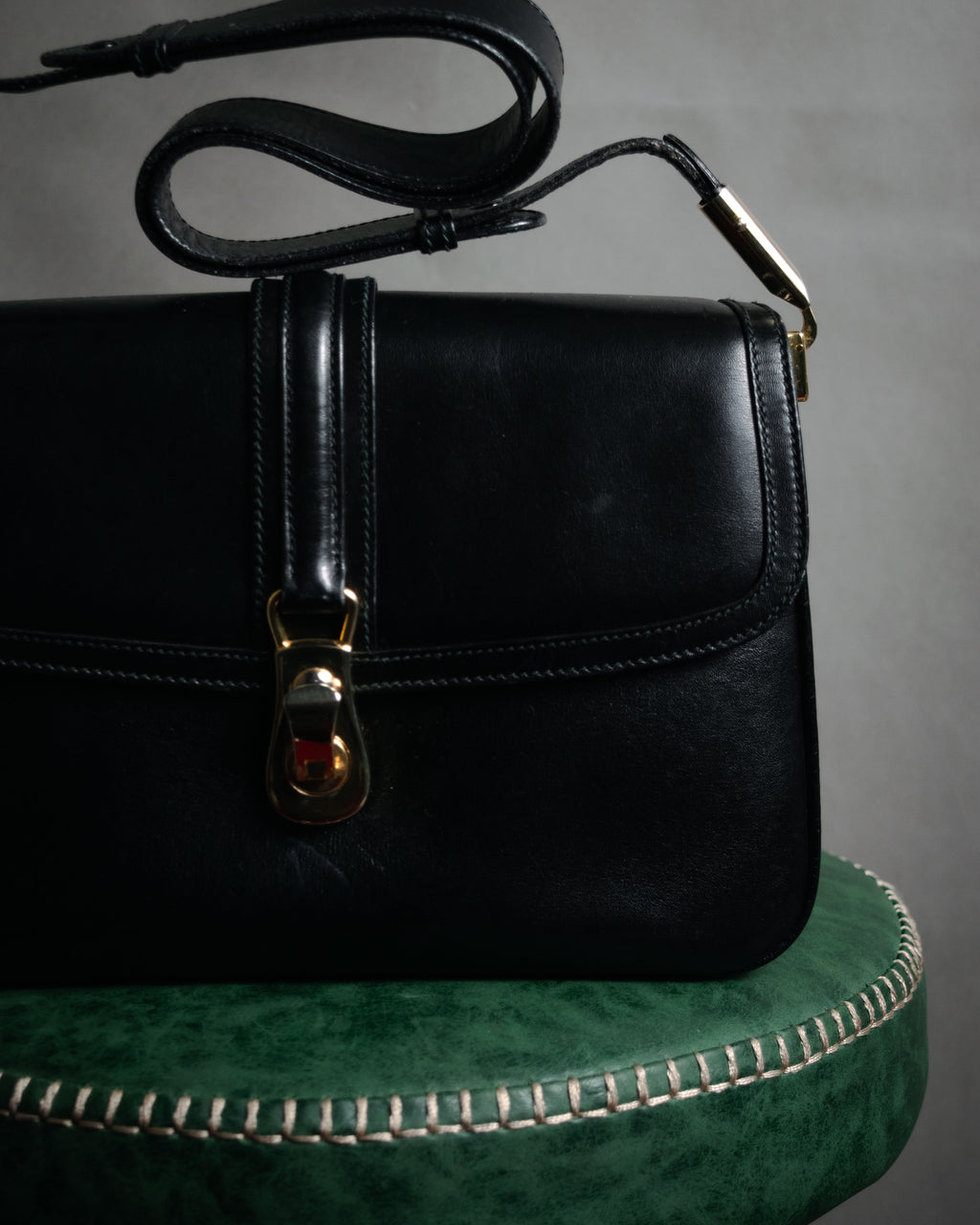 "GUCCI" 70’s boutique push lock box calf shoulder bag
