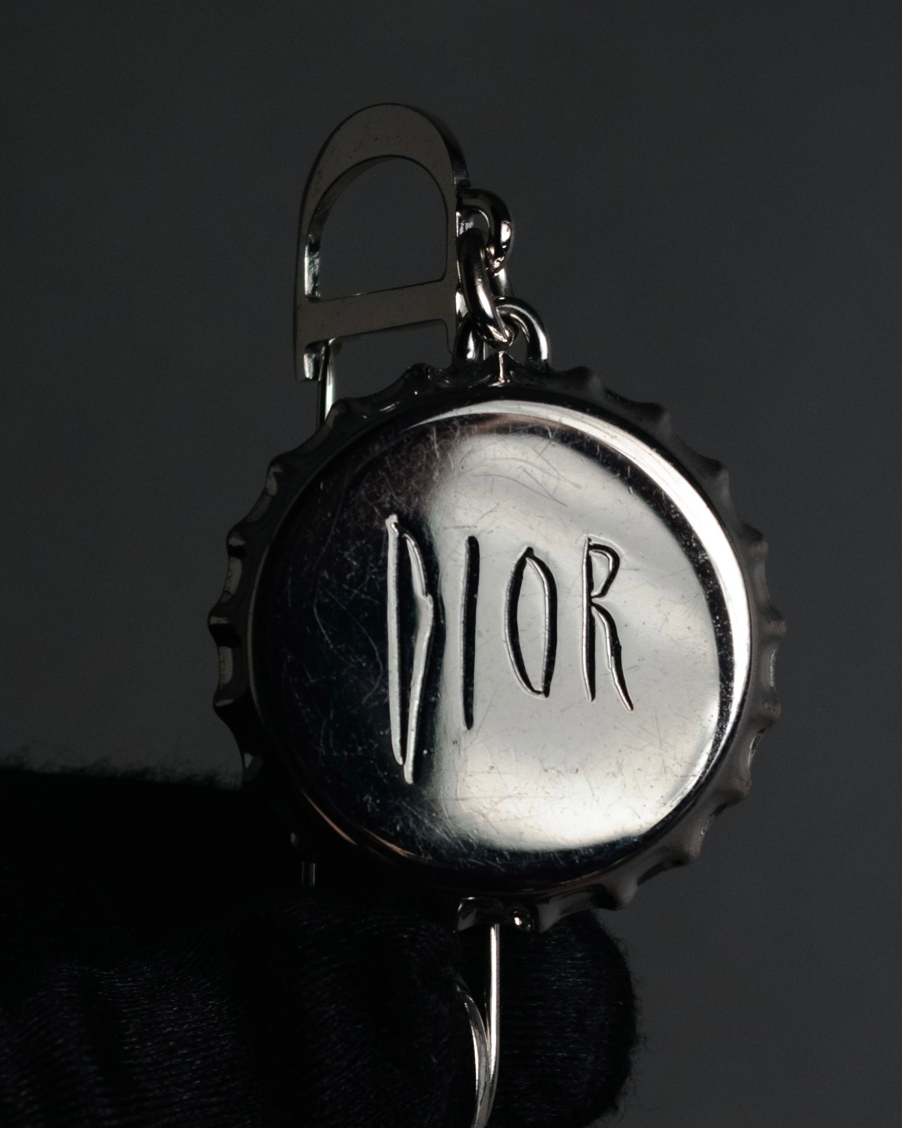 “DIOR” 2018-present Bottle cap pin brooch