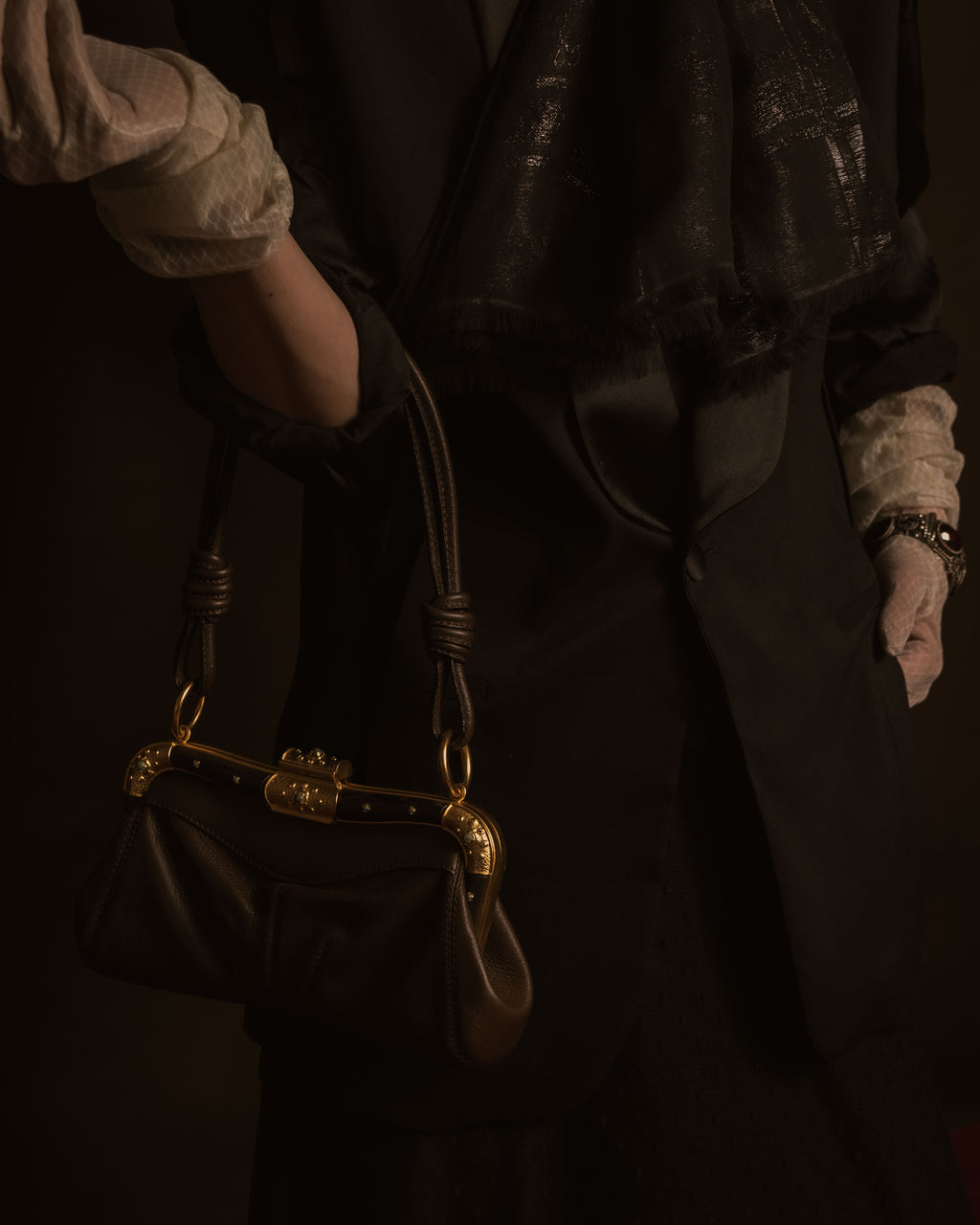 –SPECIAL– "VALENTINO GARAVANI"
00’s Jeweled frame leather bag