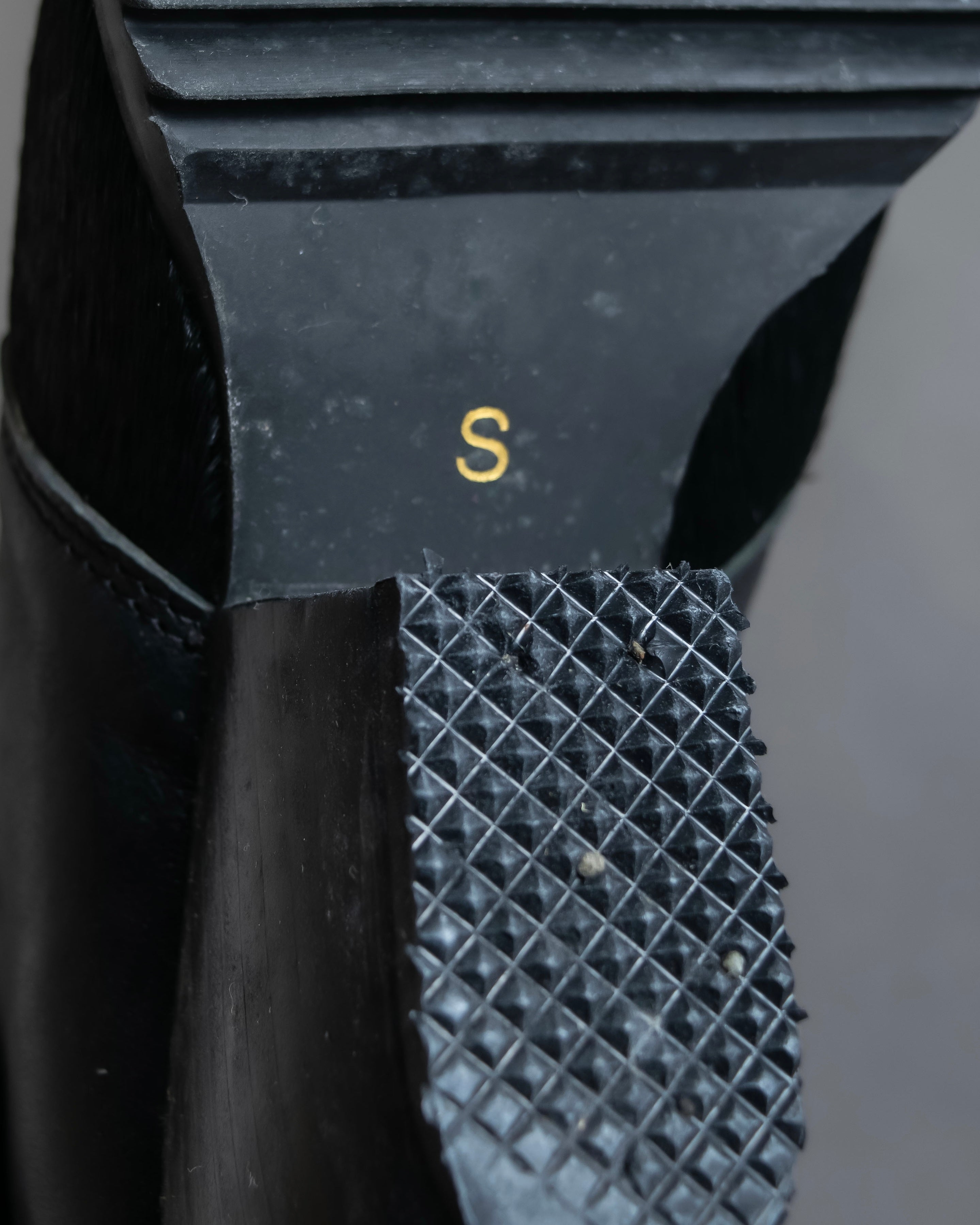 "ISSEY MIYAKE HaaT" Unborn calf shark sole long boots