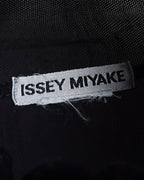 "ISSEY MIYAKE" Layered design high neck delicate knit
